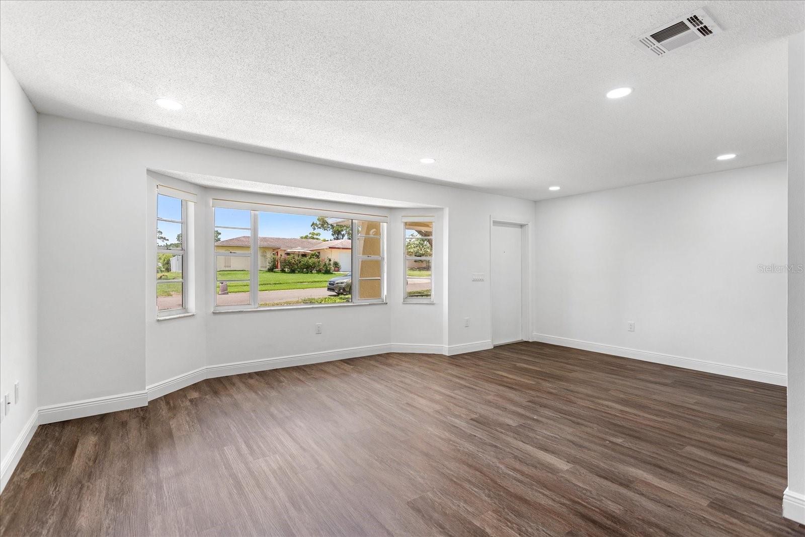 Image 3 of 23 For 611 Lakespur Ln