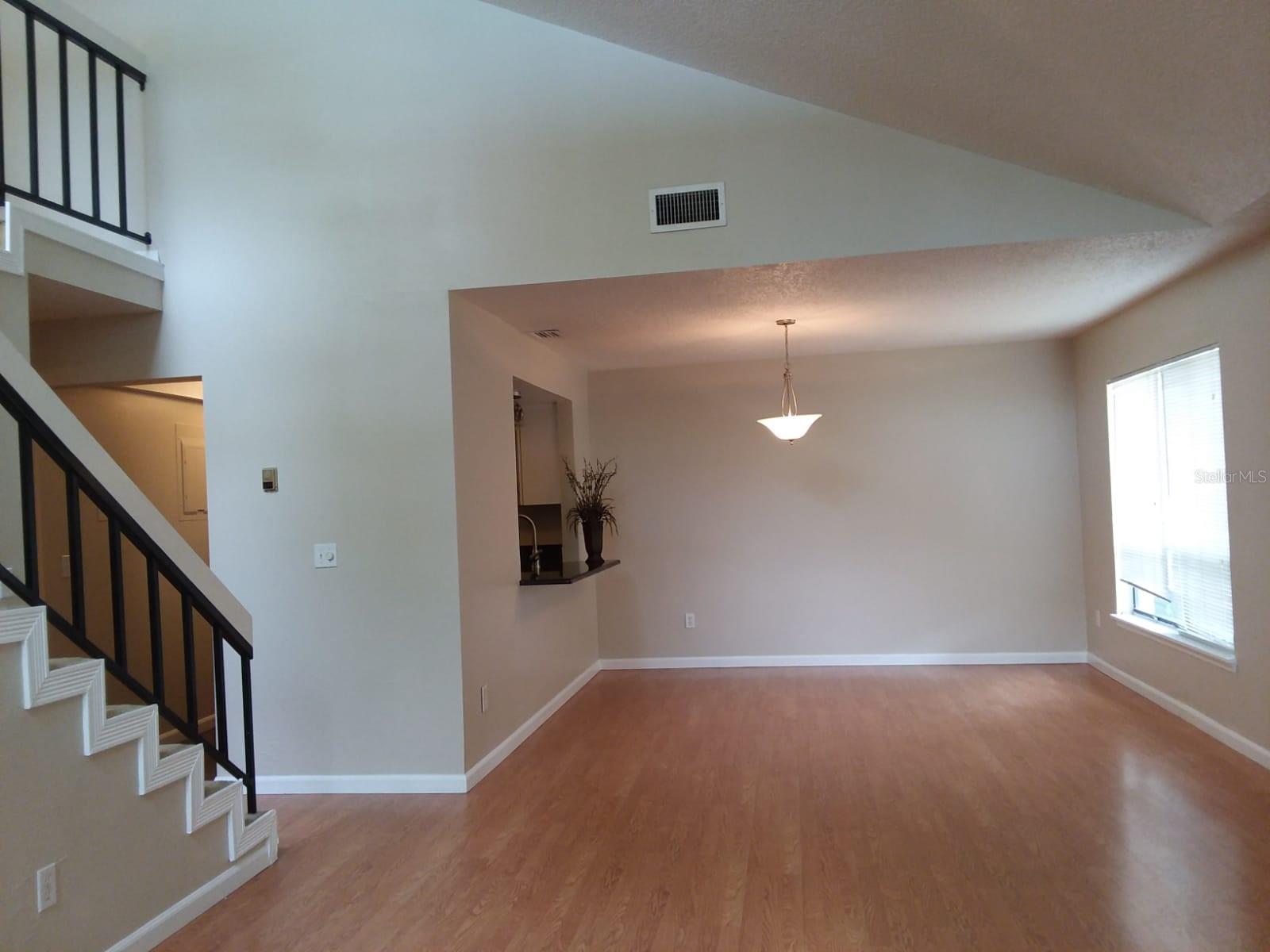 Image 12 of 14 For 422 Netherwood Crescent