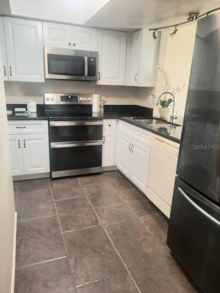 Image 6 of 14 For 422 Netherwood Crescent