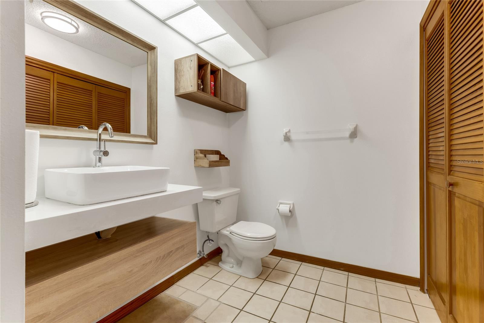 Image 12 of 35 For 950 Vanessa Court F