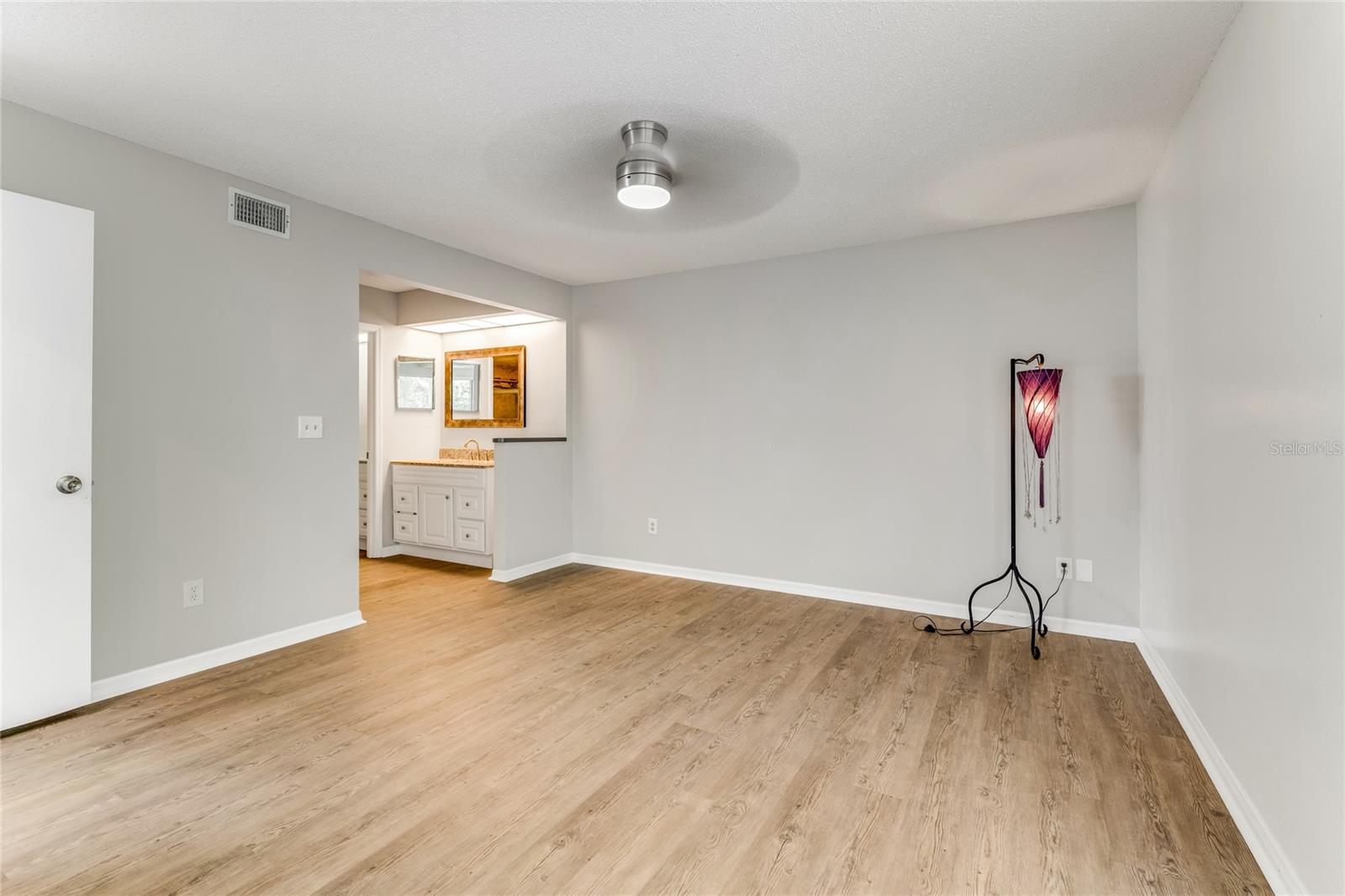 Image 14 of 35 For 950 Vanessa Court F