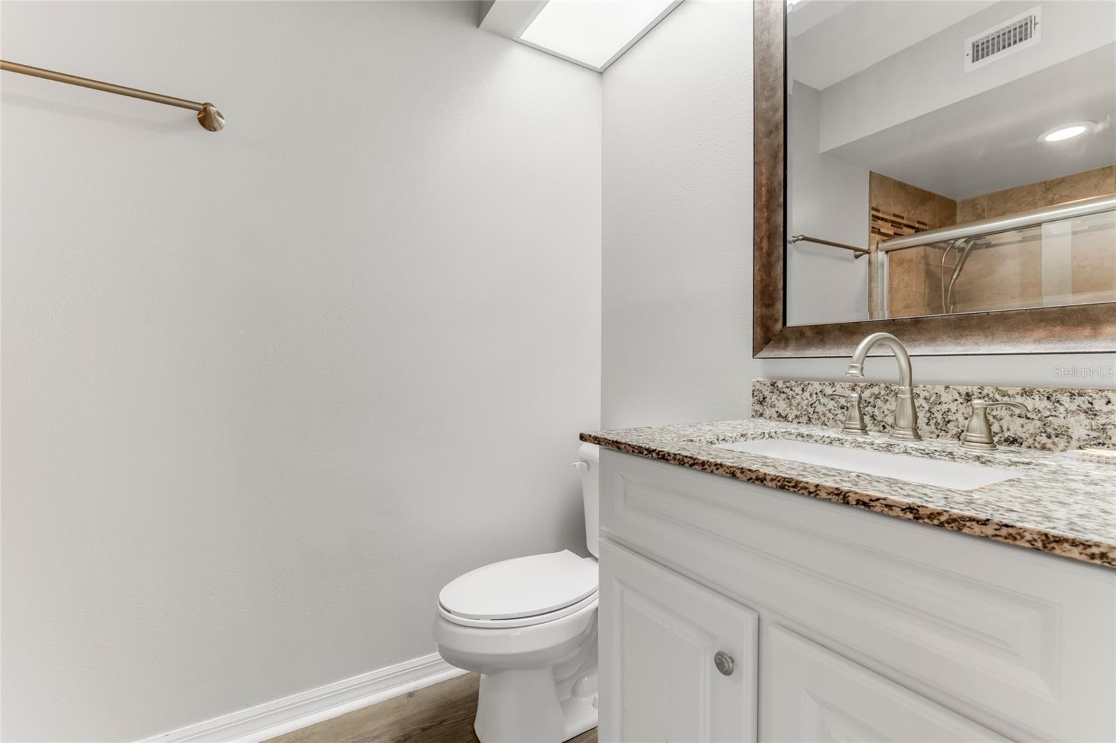 Image 18 of 35 For 950 Vanessa Court F