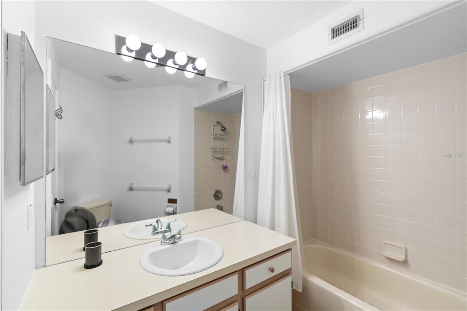 Image 20 of 39 For 3900 Southpointe Drive 127