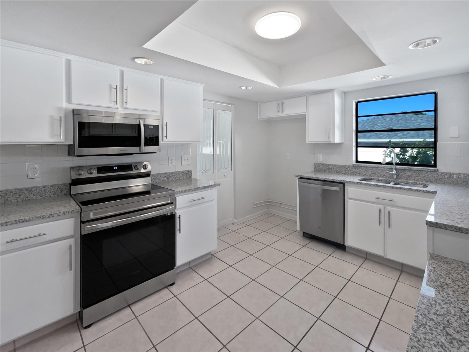 Listing photo id 14 for 6623 Baybrooks Circle