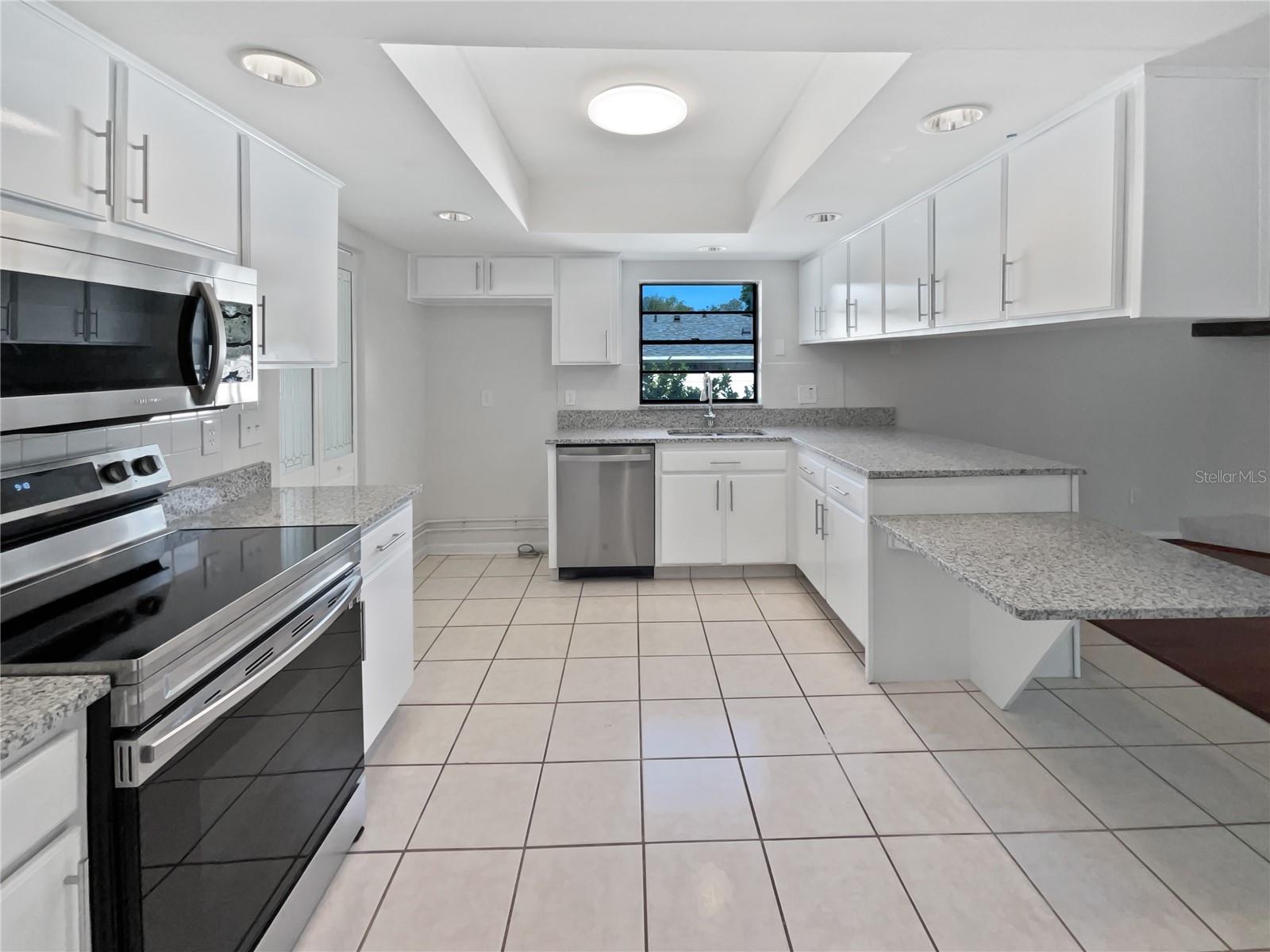Listing photo id 4 for 6623 Baybrooks Circle