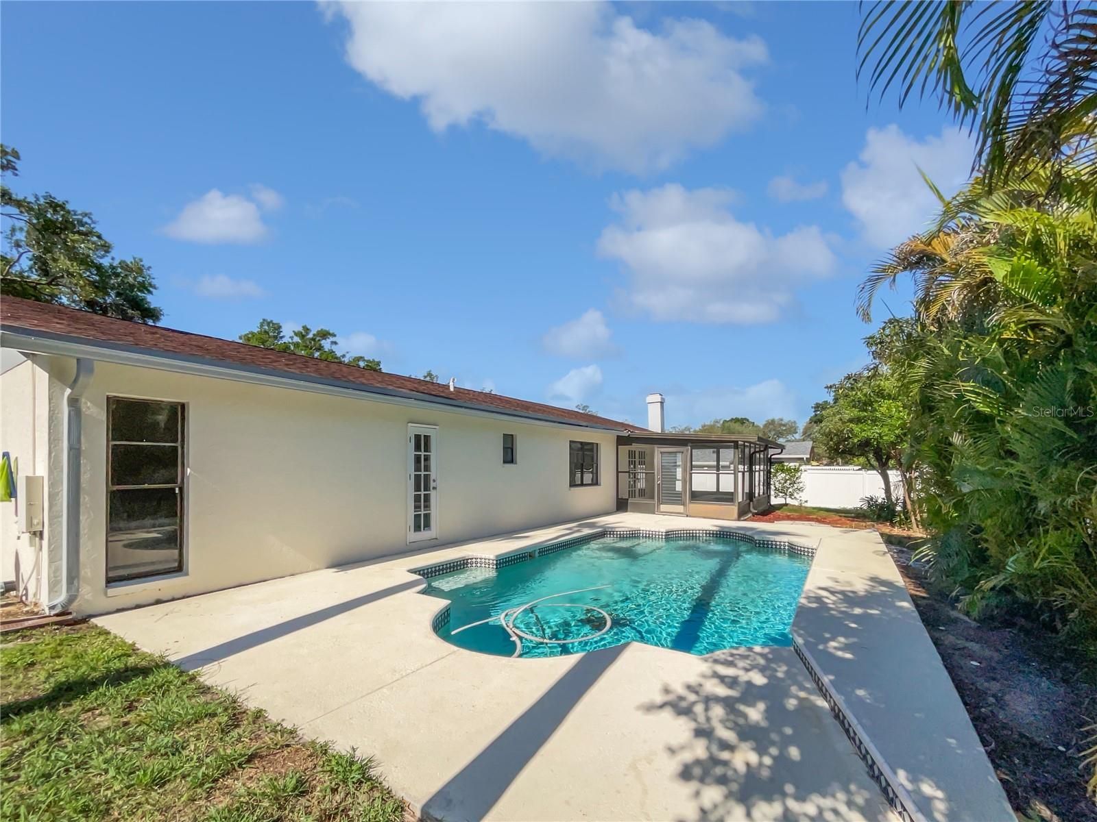 Listing photo id 6 for 6623 Baybrooks Circle