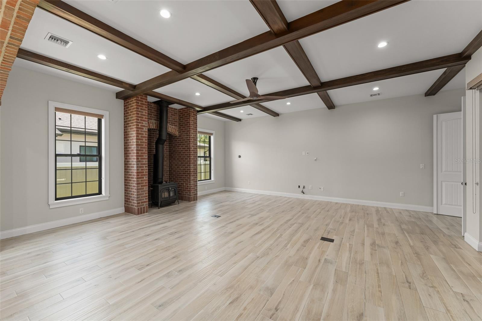 Listing photo id 18 for 1741 Palmer Avenue