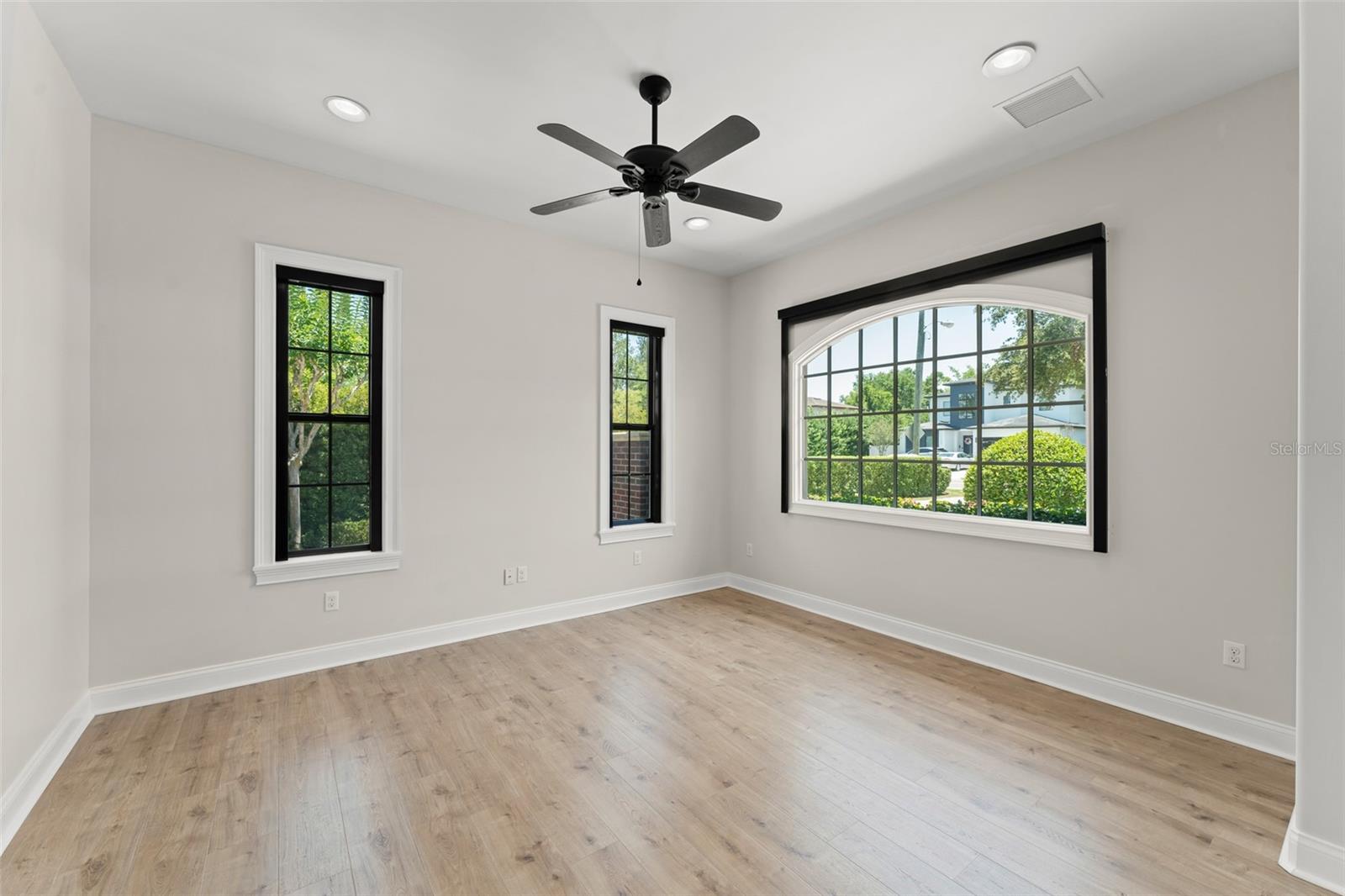 Listing photo id 38 for 1741 Palmer Avenue
