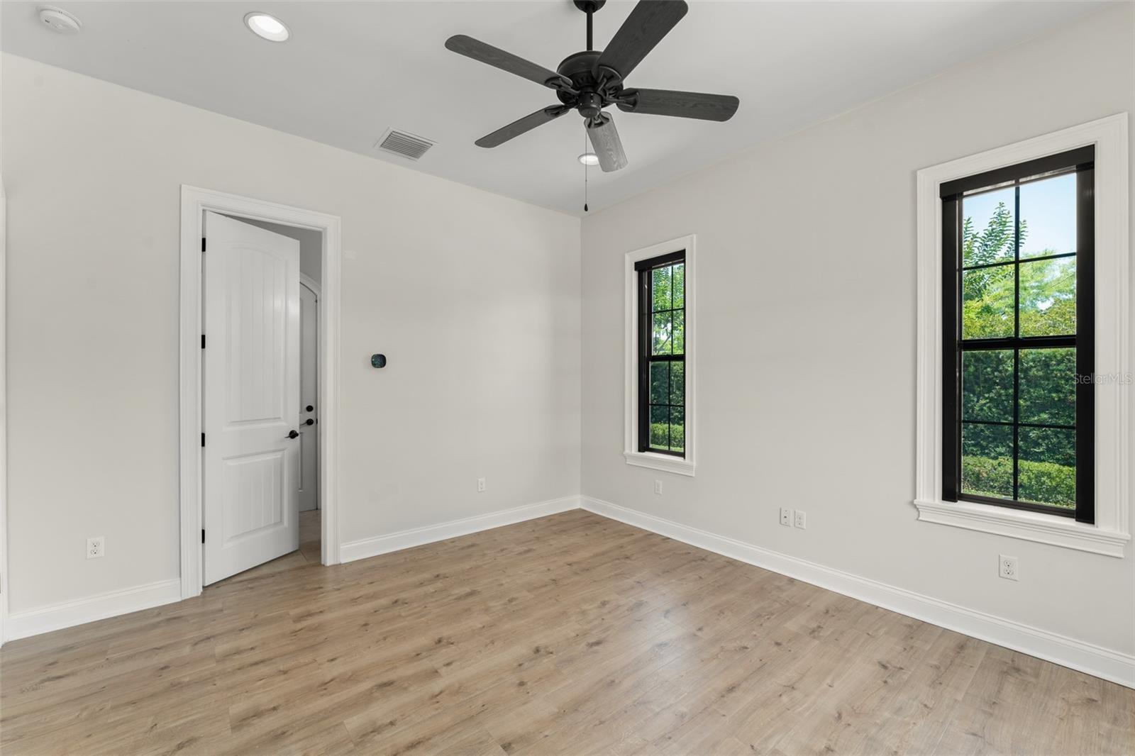 Listing photo id 39 for 1741 Palmer Avenue