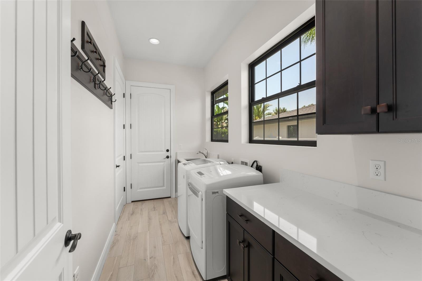 Listing photo id 41 for 1741 Palmer Avenue
