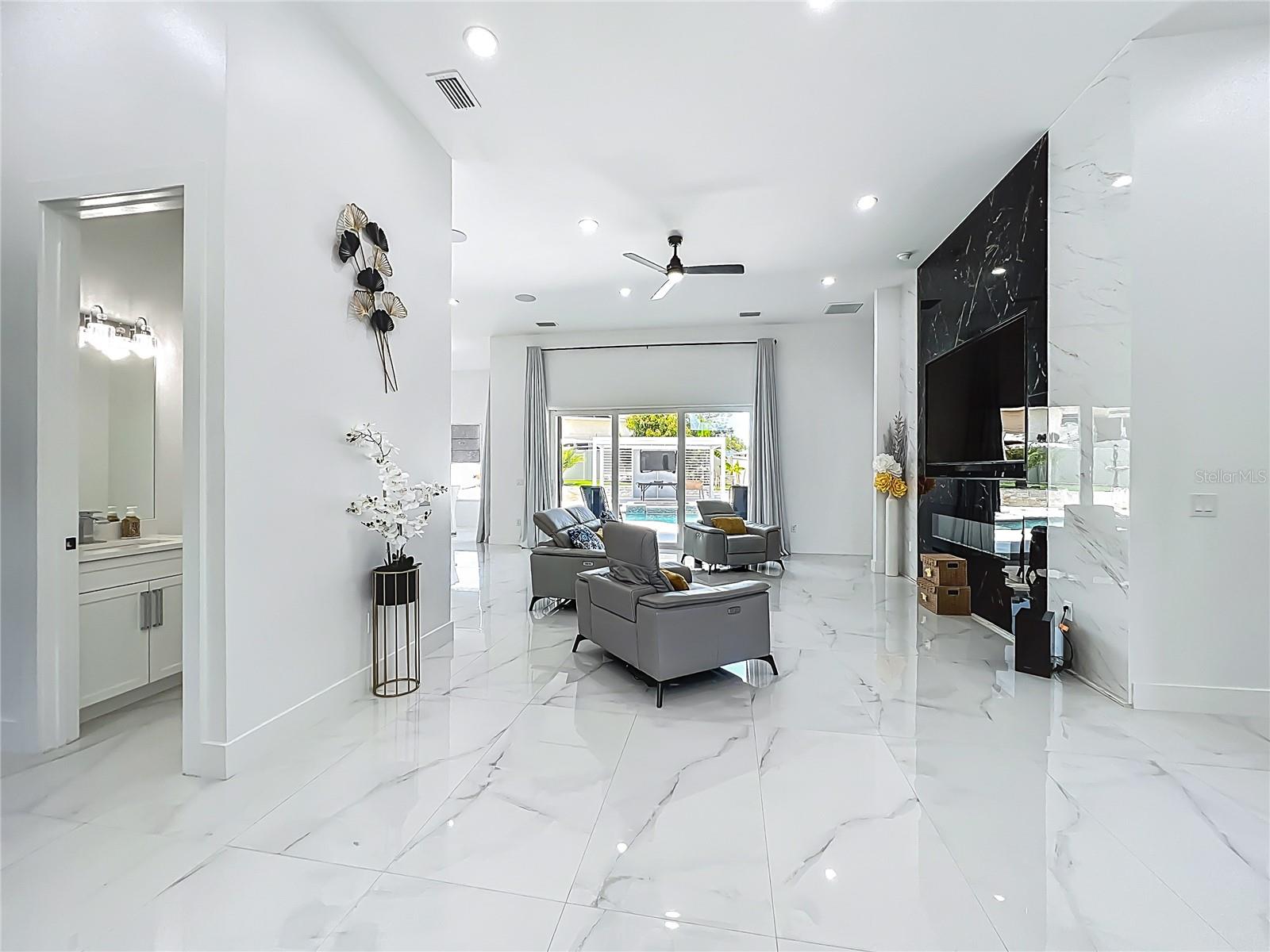 Image 6 of 59 For 601 Green Briar Boulevard