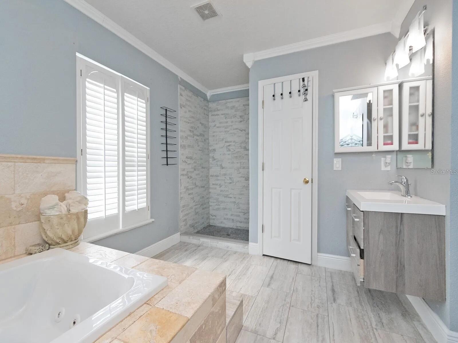 Image 11 of 19 For 2115 Valrico Heights Boulevard