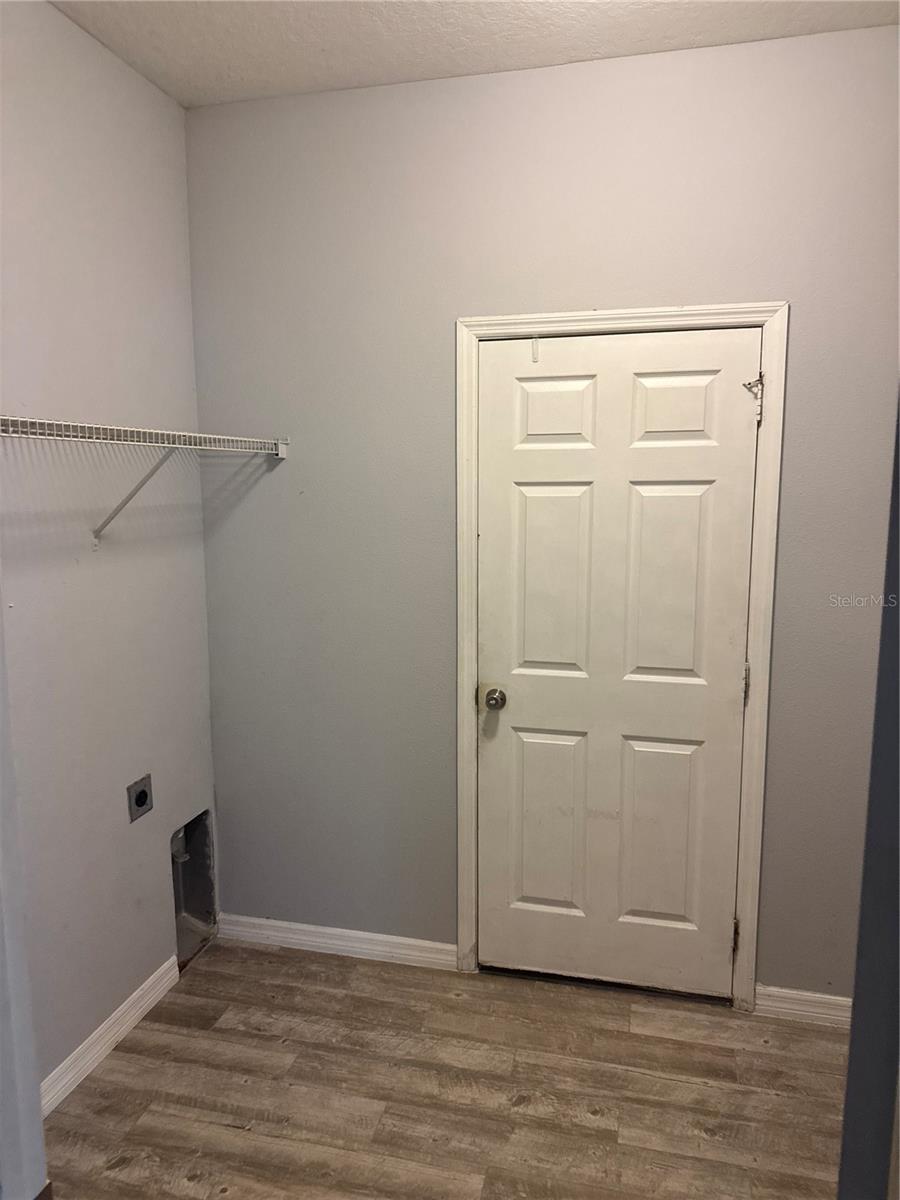 Image 3 of 18 For 10253 Stratford Pointe Avenue