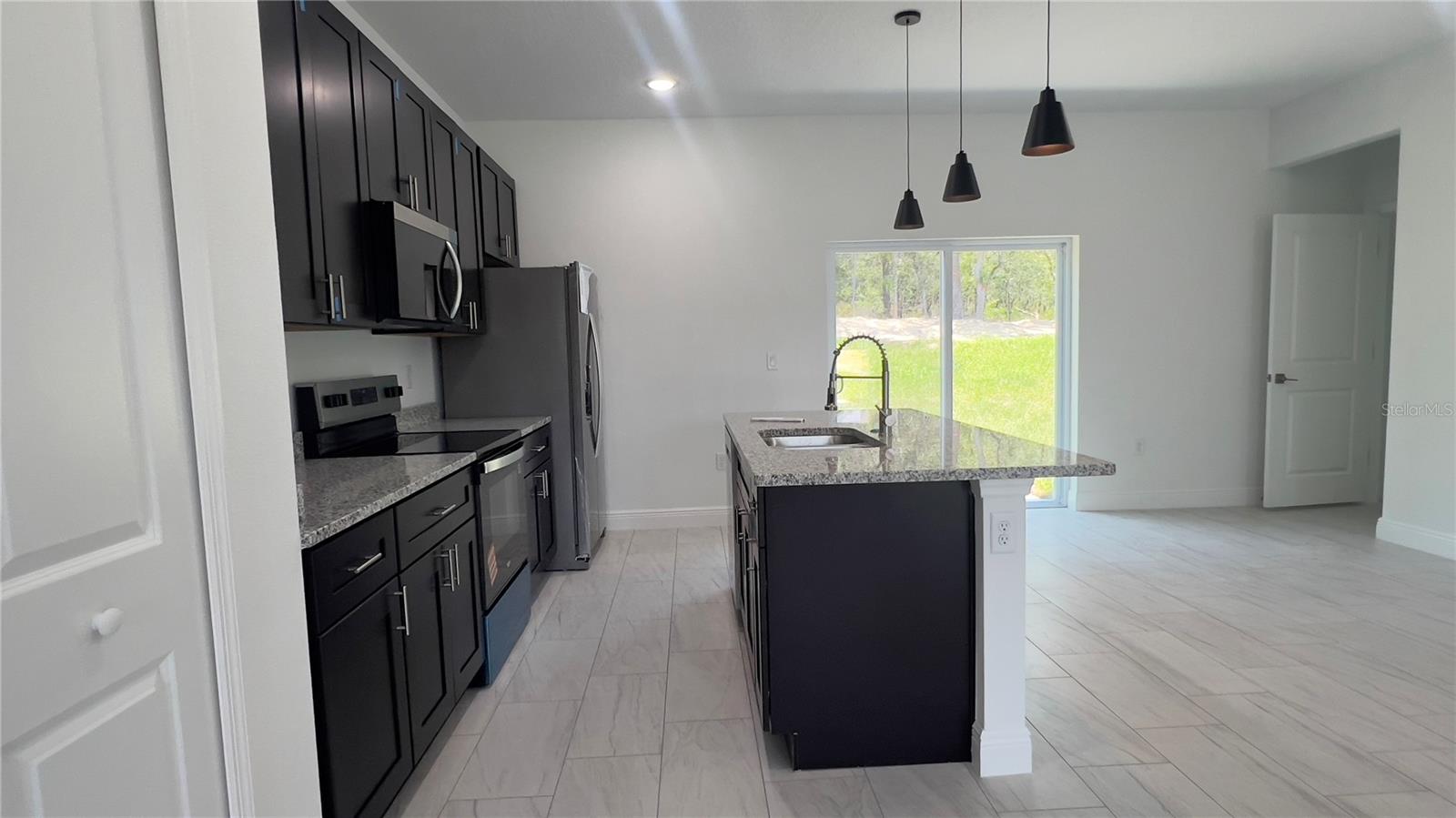 Listing photo id 18 for 3315 Montgomery Lane