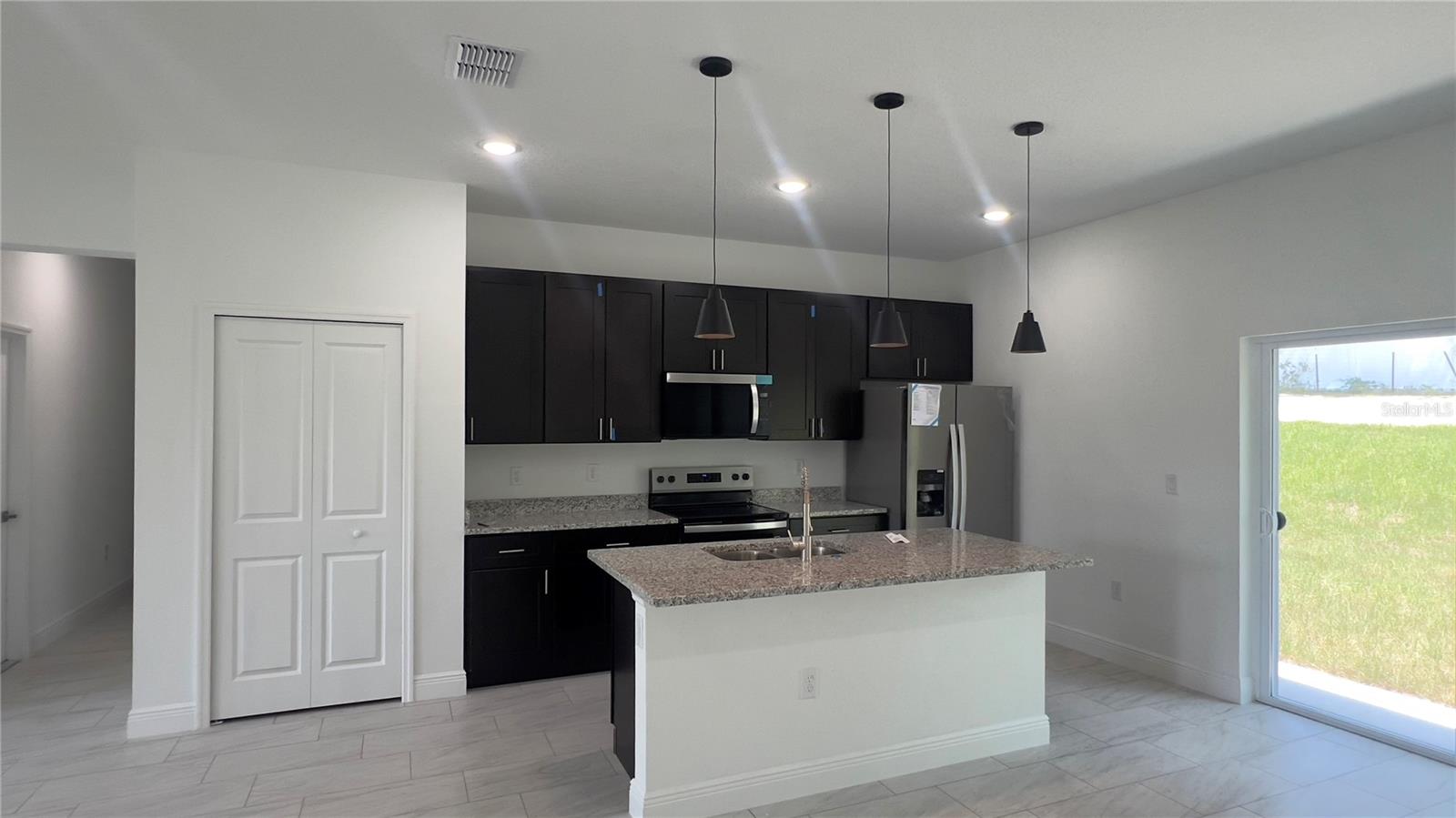 Listing photo id 22 for 3315 Montgomery Lane