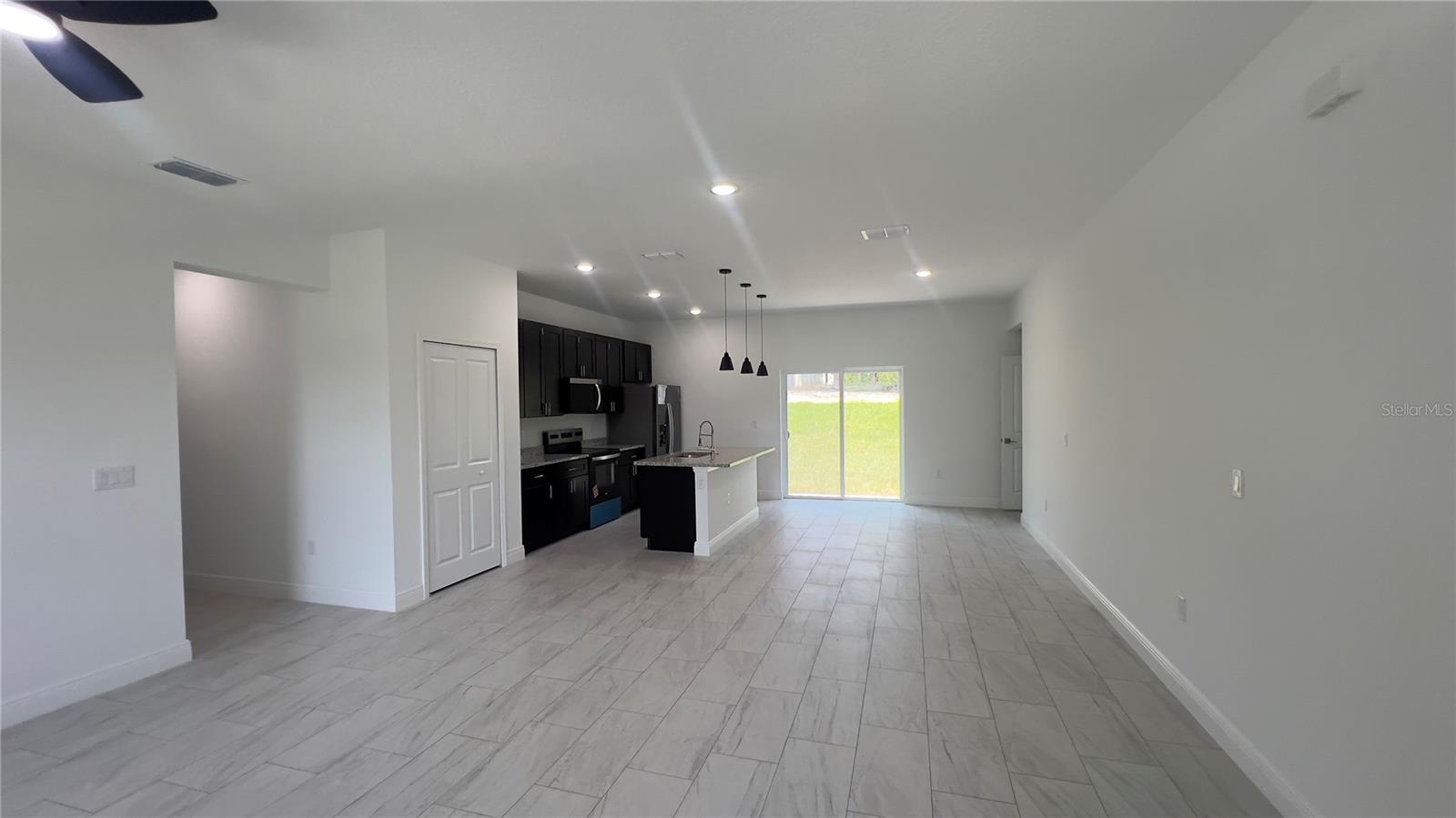 Listing photo id 5 for 3315 Montgomery Lane