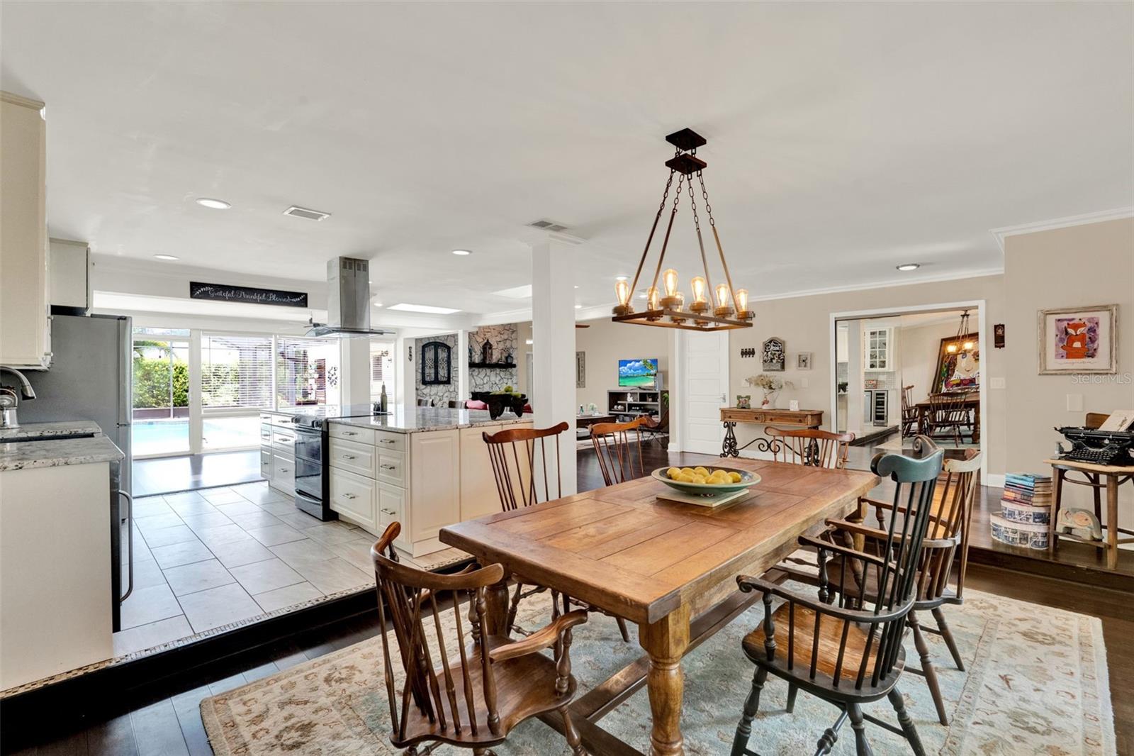 Listing photo id 9 for 1390 Yellow Pine Court