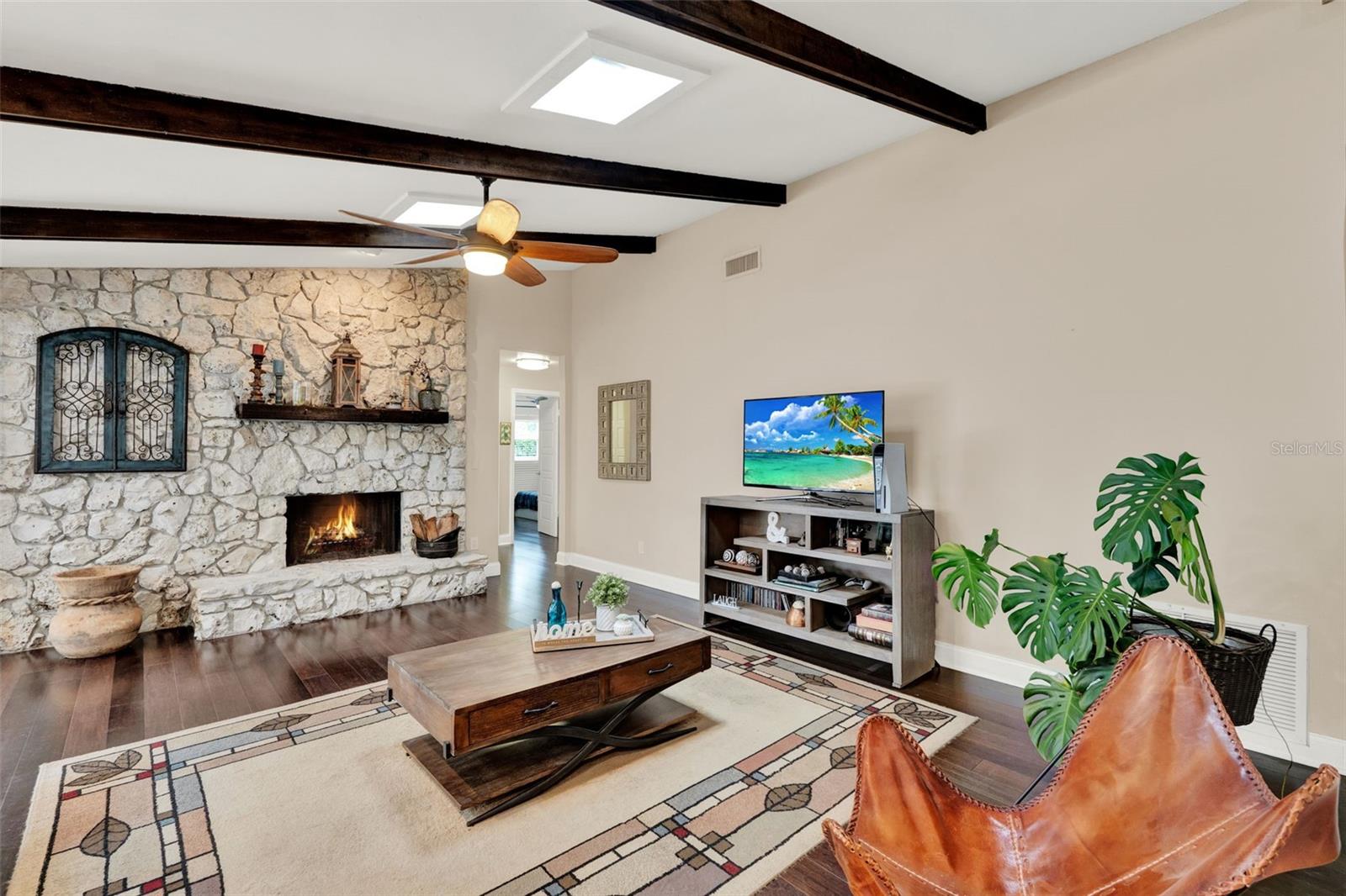 Listing photo id 10 for 1390 Yellow Pine Court