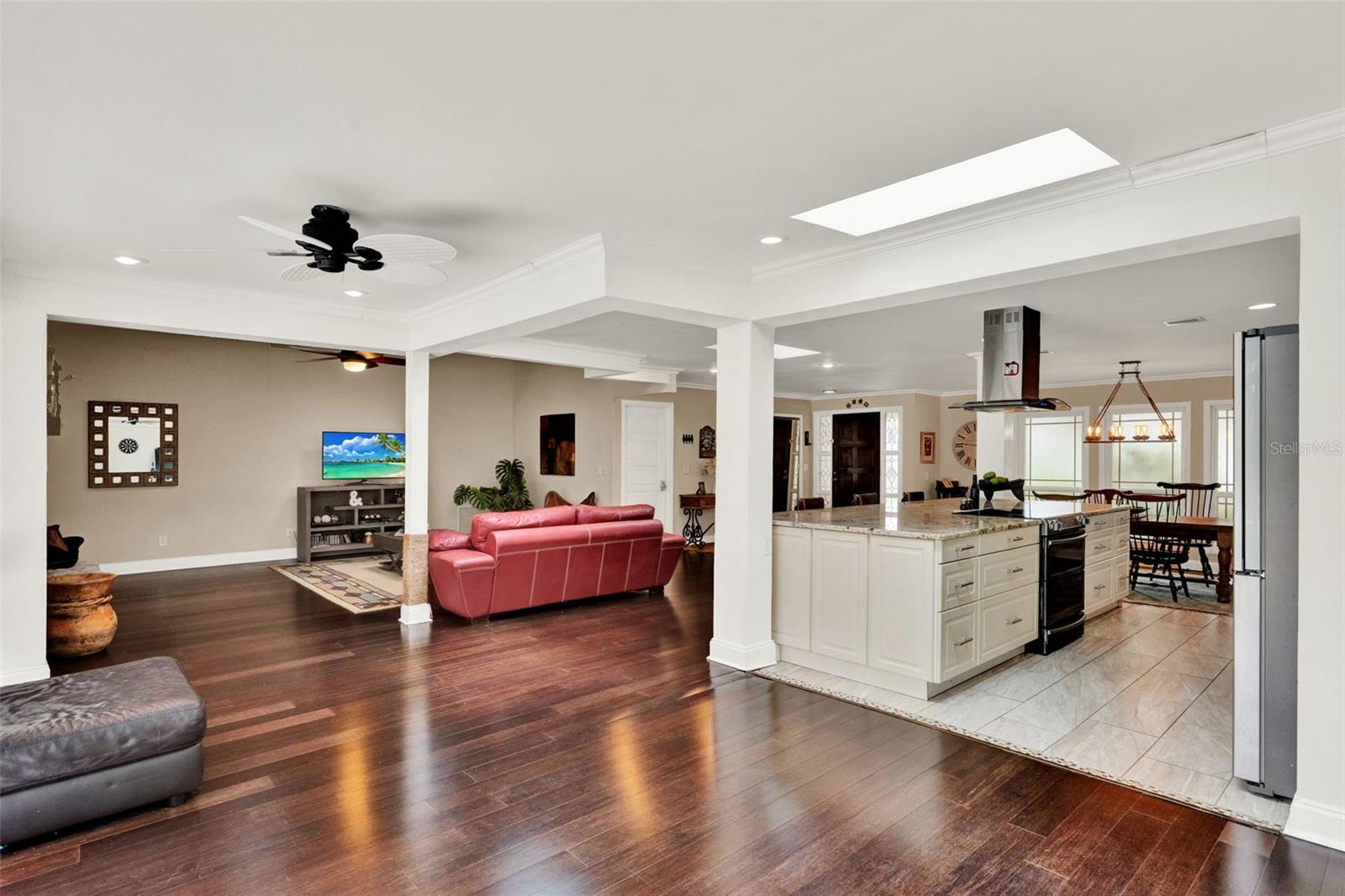 Listing photo id 11 for 1390 Yellow Pine Court