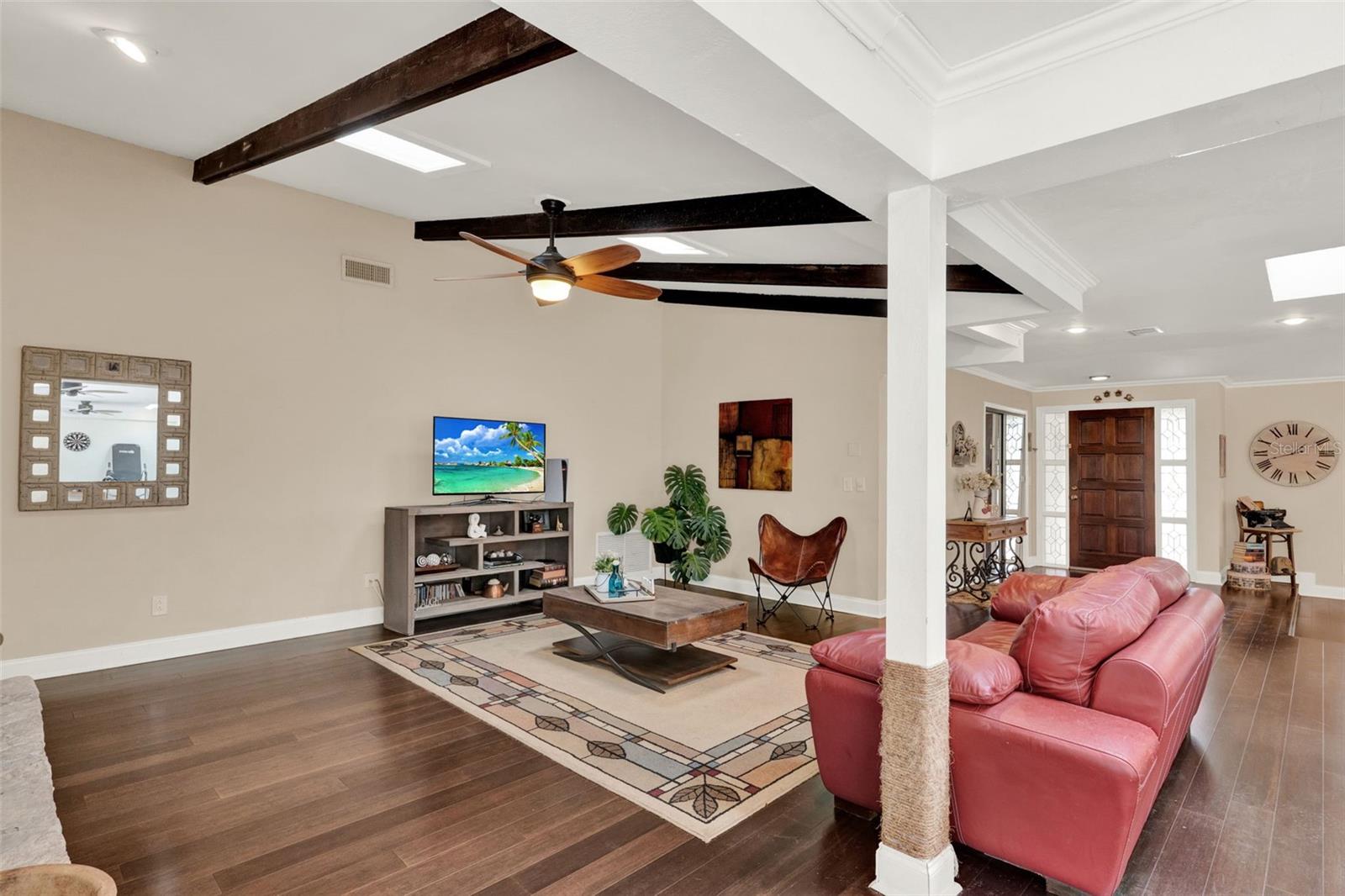 Listing photo id 12 for 1390 Yellow Pine Court
