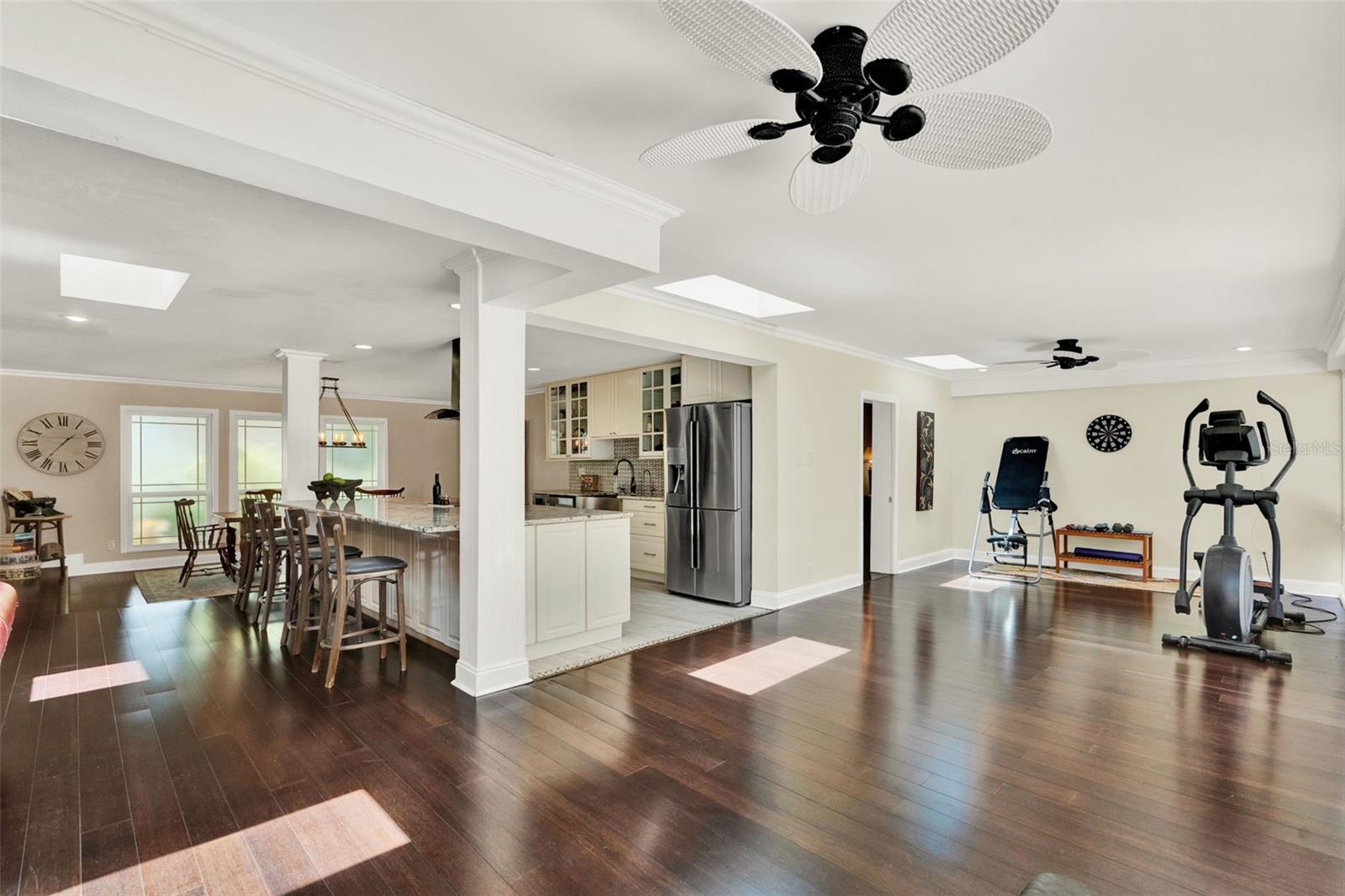 Listing photo id 14 for 1390 Yellow Pine Court