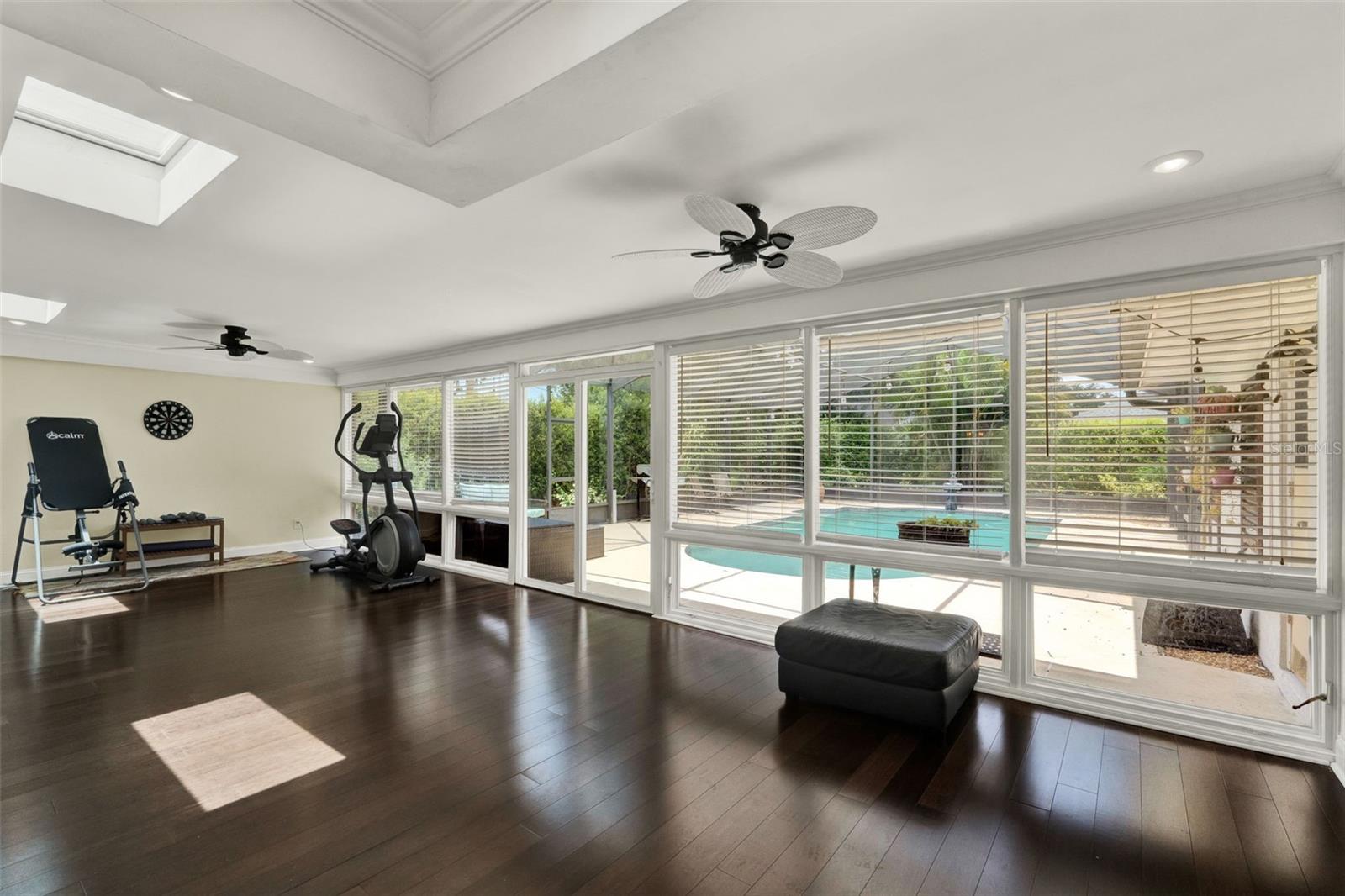 Listing photo id 15 for 1390 Yellow Pine Court