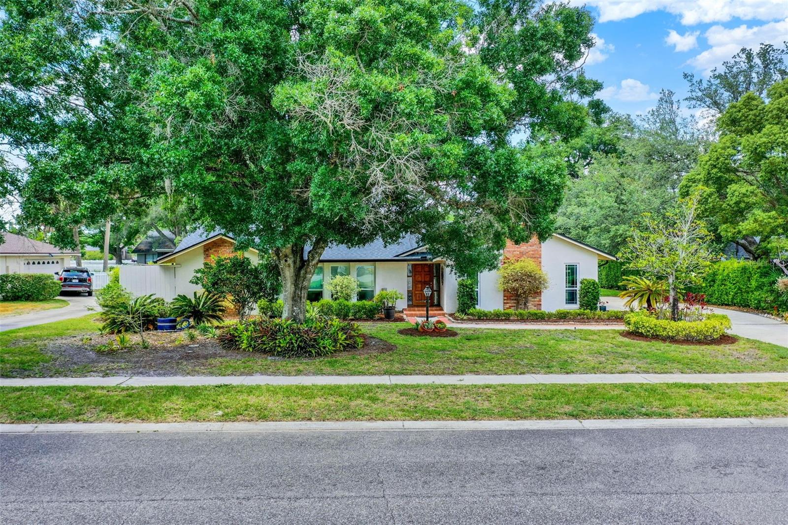 Listing photo id 1 for 1390 Yellow Pine Court