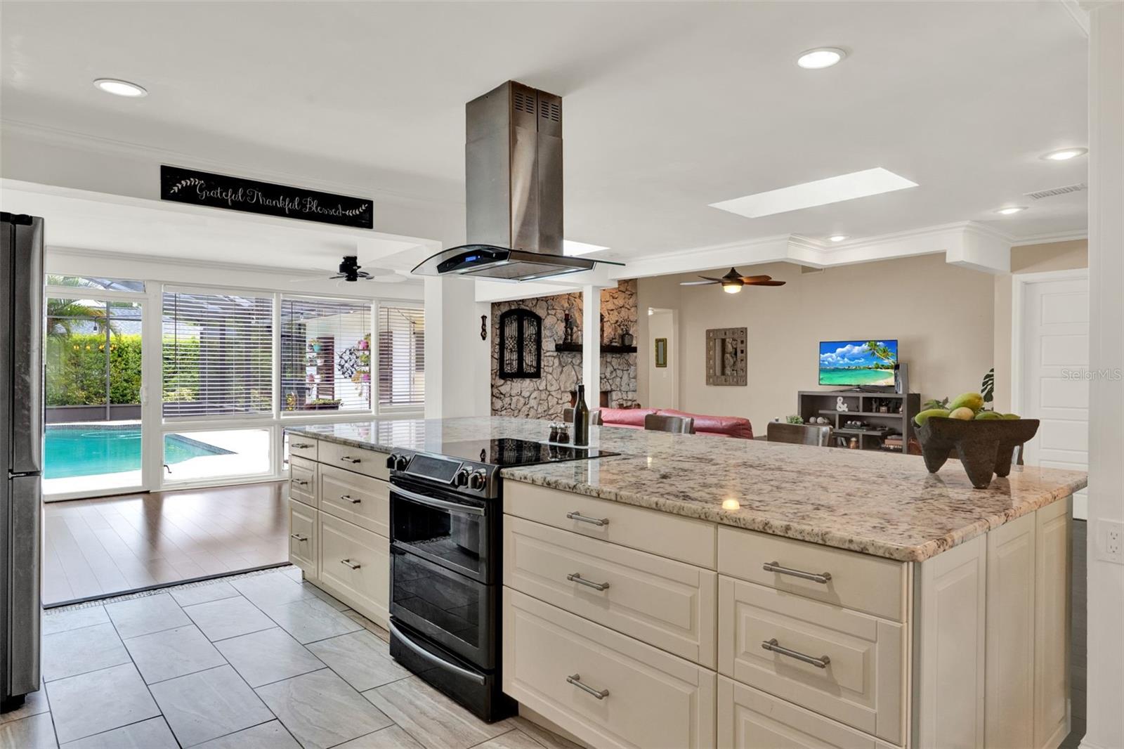 Listing photo id 4 for 1390 Yellow Pine Court