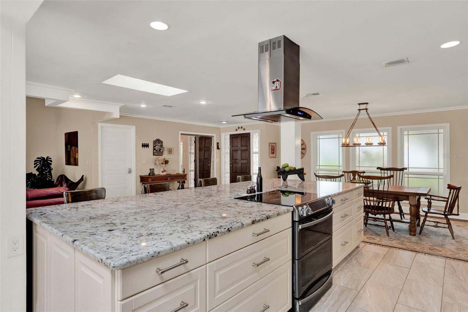 Listing photo id 6 for 1390 Yellow Pine Court