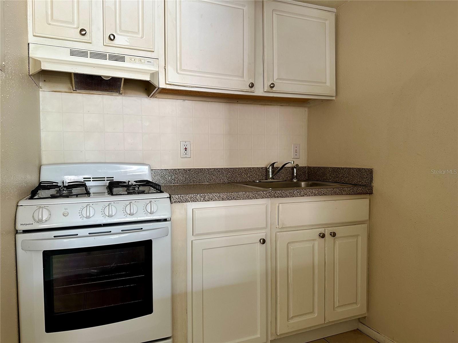 Image 4 of 19 For 121 Oyster Bay Circle 300