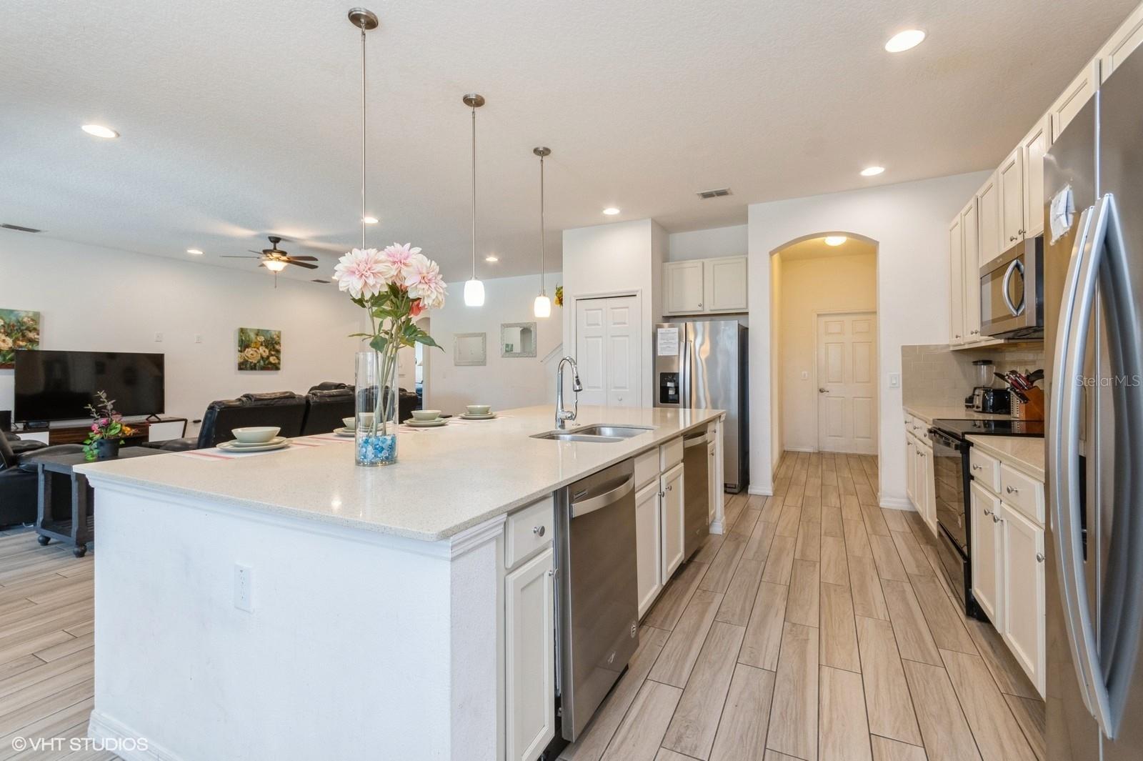 Listing photo id 9 for 7017 Oakwood Street