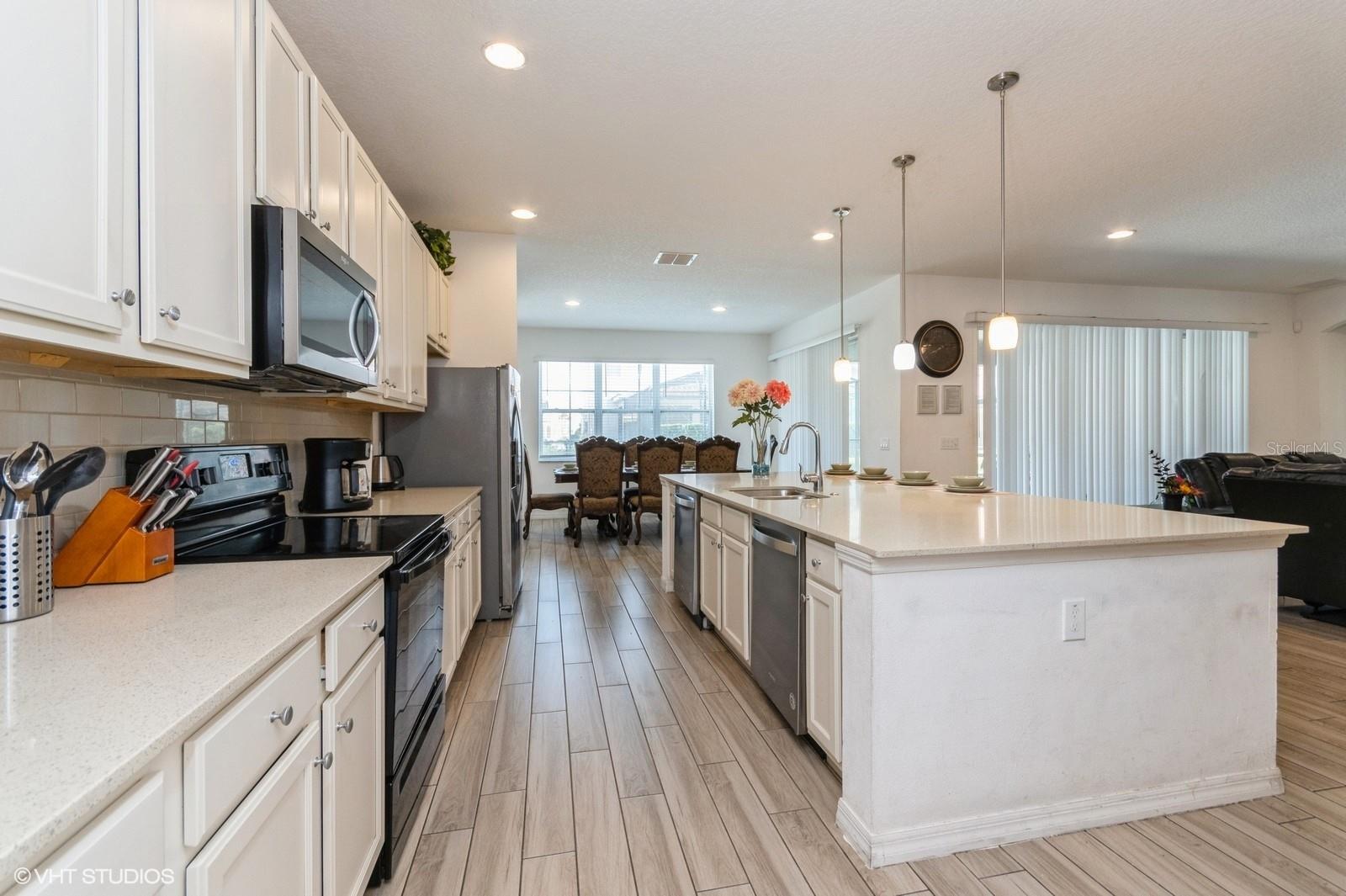 Listing photo id 10 for 7017 Oakwood Street