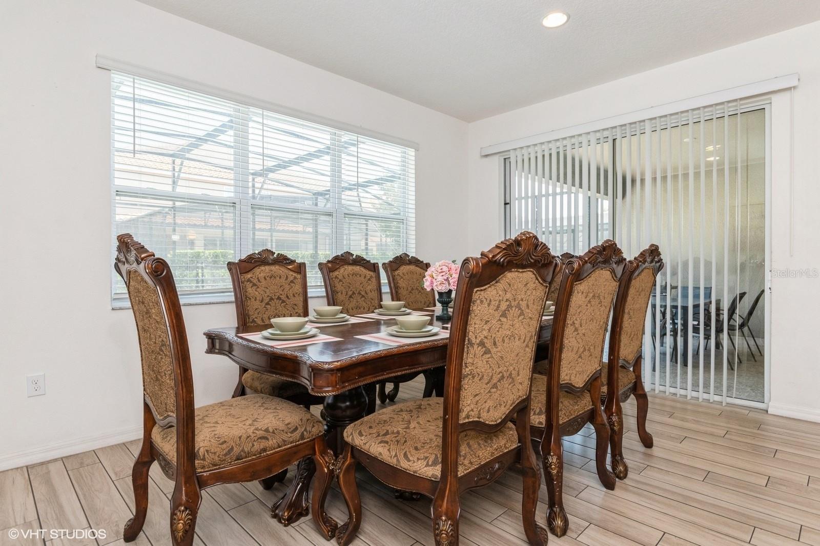 Listing photo id 11 for 7017 Oakwood Street