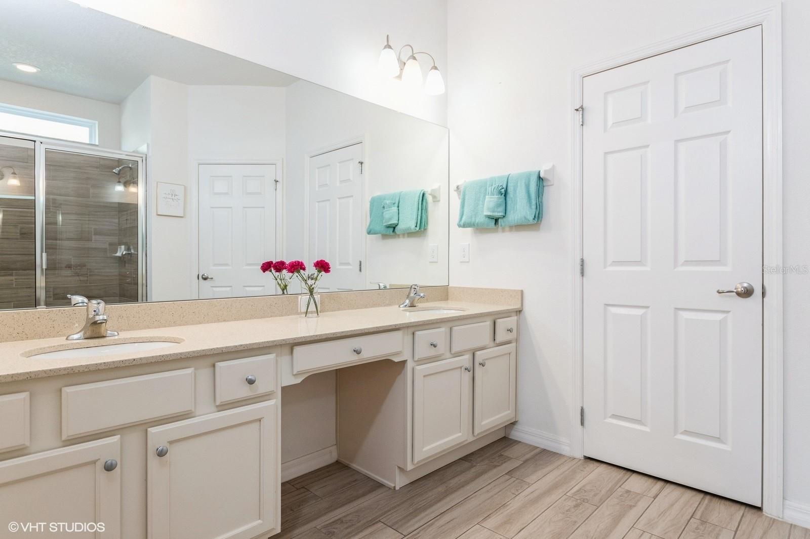 Listing photo id 17 for 7017 Oakwood Street