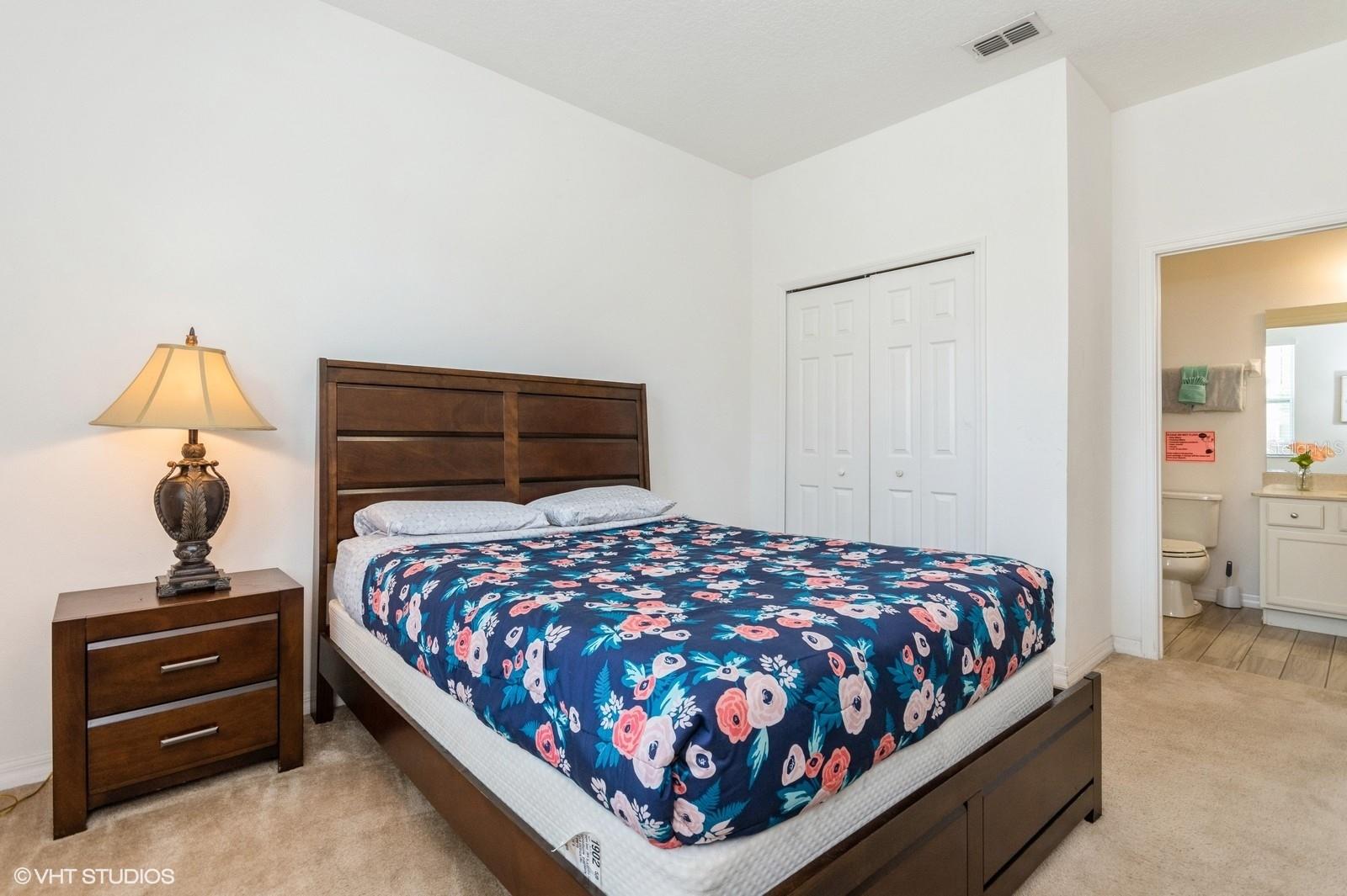 Listing photo id 19 for 7017 Oakwood Street