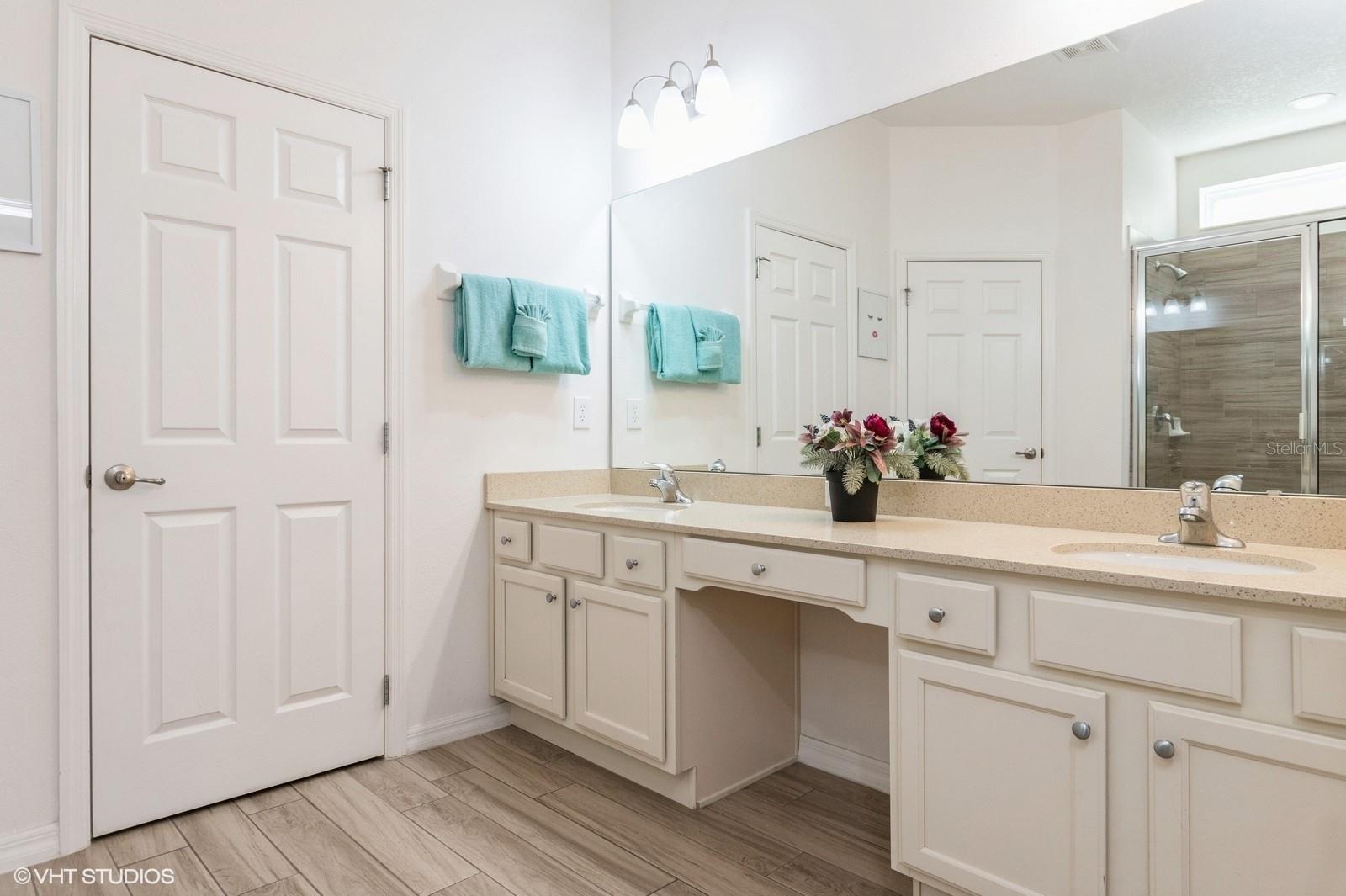 Listing photo id 24 for 7017 Oakwood Street