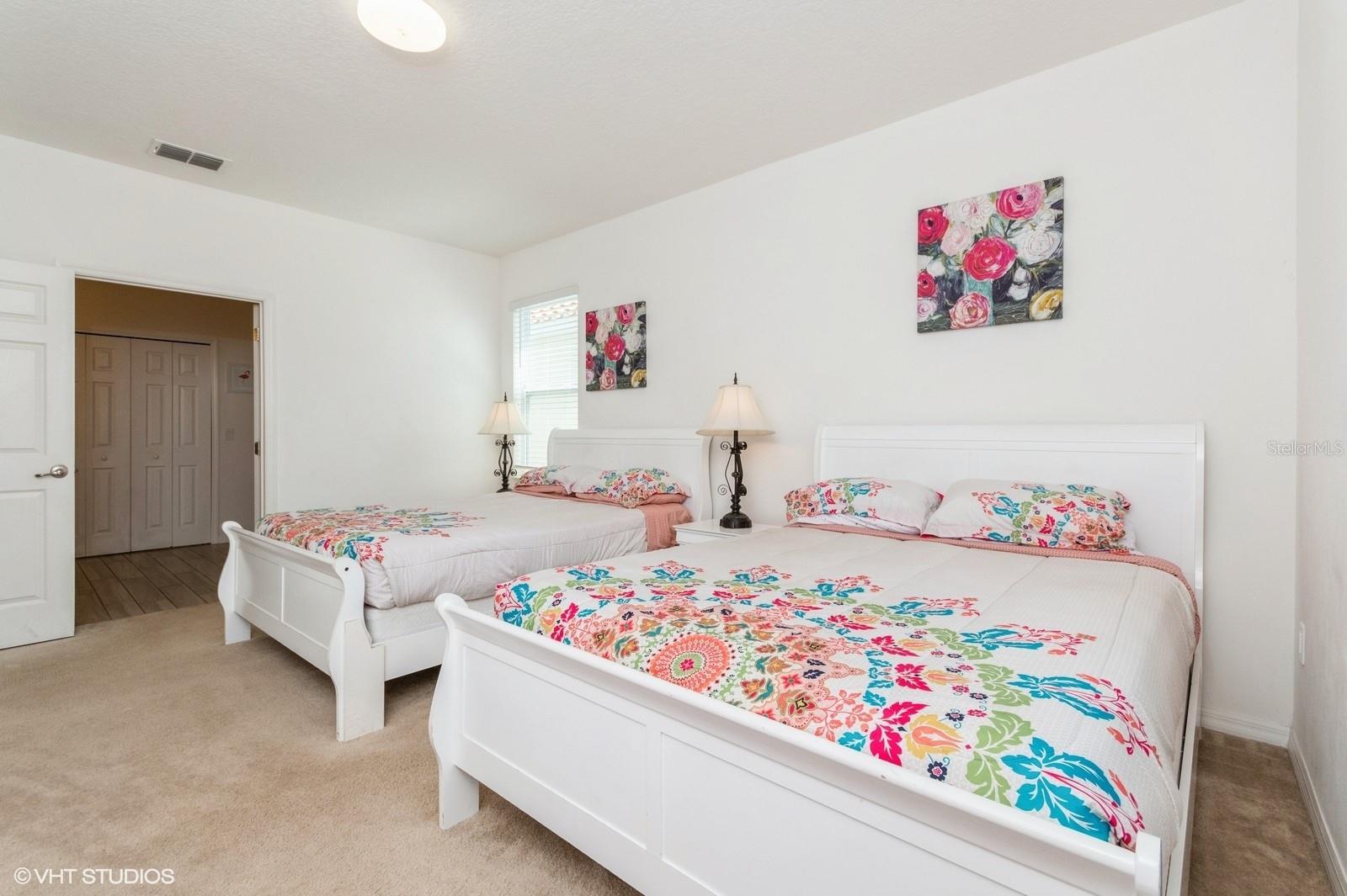 Listing photo id 48 for 7017 Oakwood Street