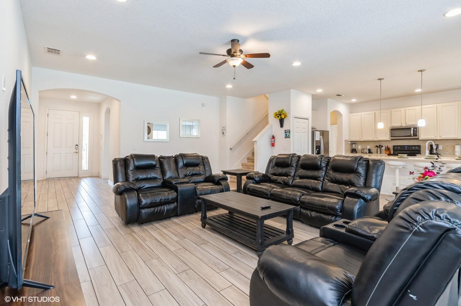 Listing photo id 4 for 7017 Oakwood Street