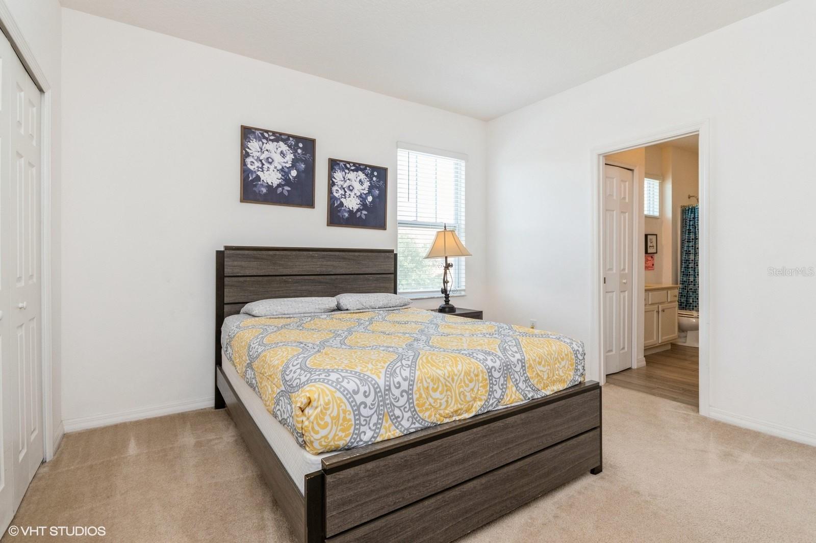 Listing photo id 64 for 7017 Oakwood Street