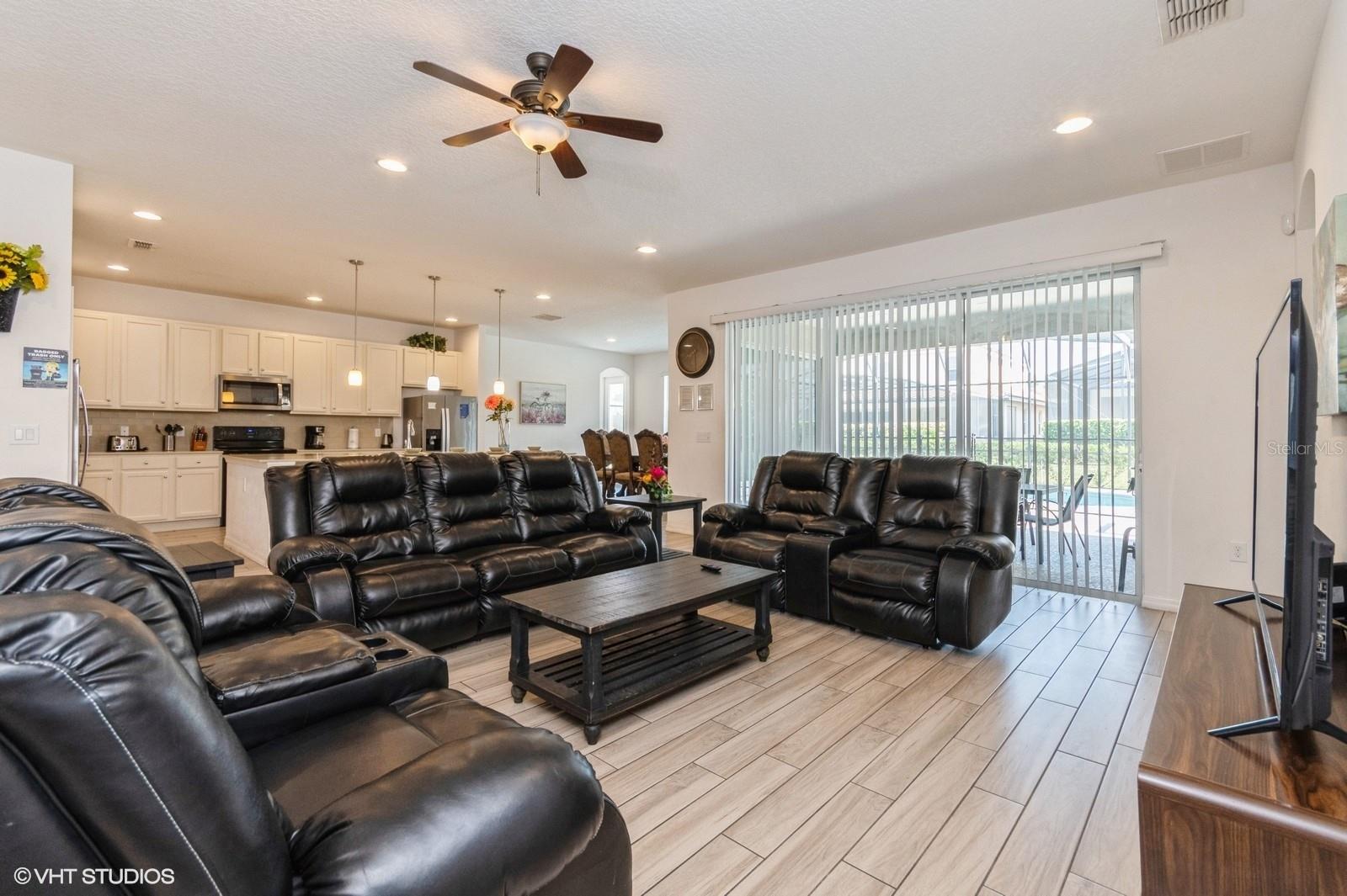 Listing photo id 5 for 7017 Oakwood Street