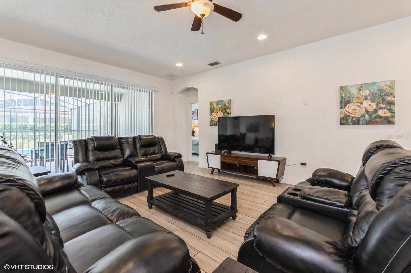 Listing photo id 6 for 7017 Oakwood Street