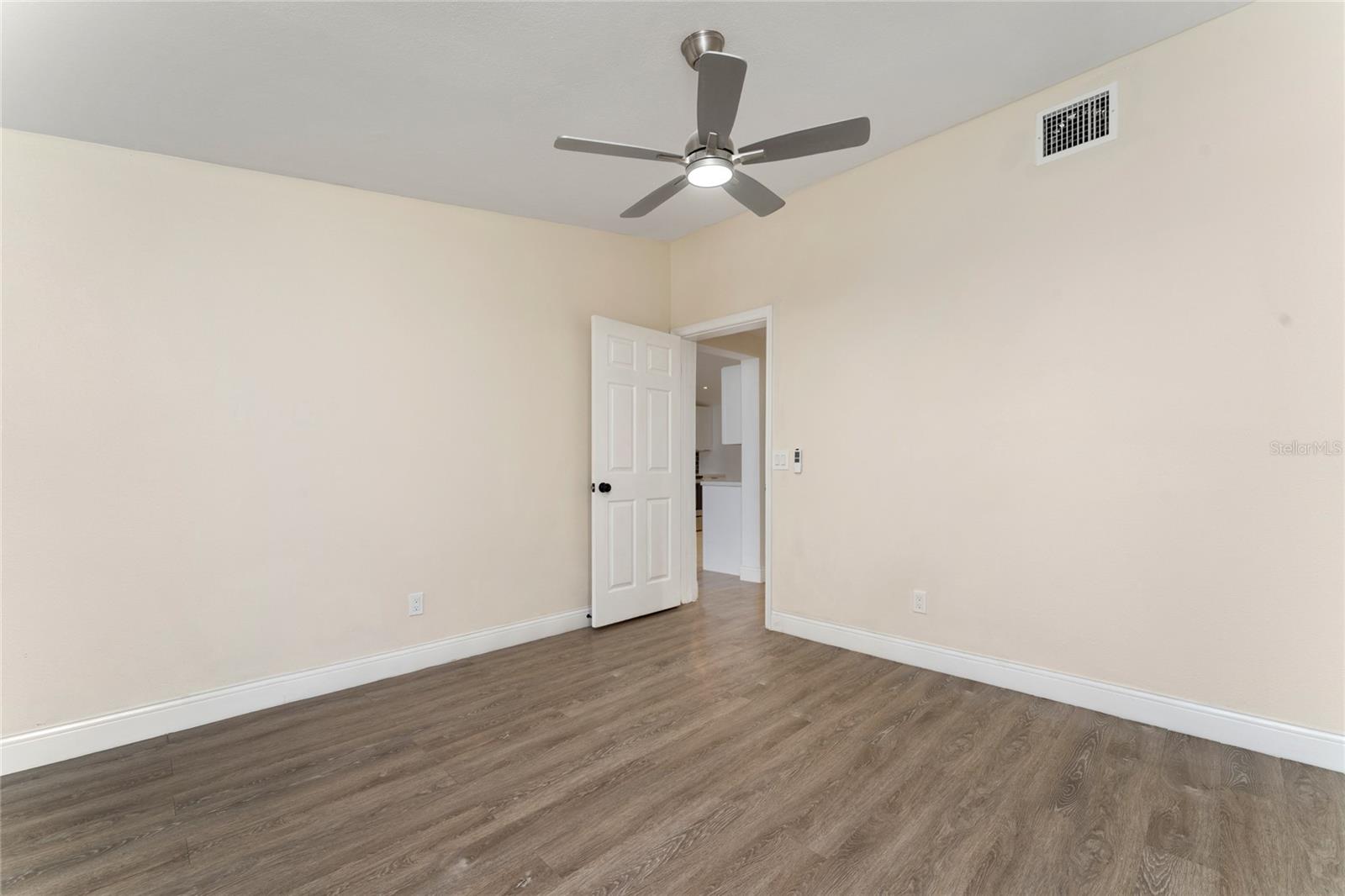 Image 15 of 24 For 415 Lancelot Avenue