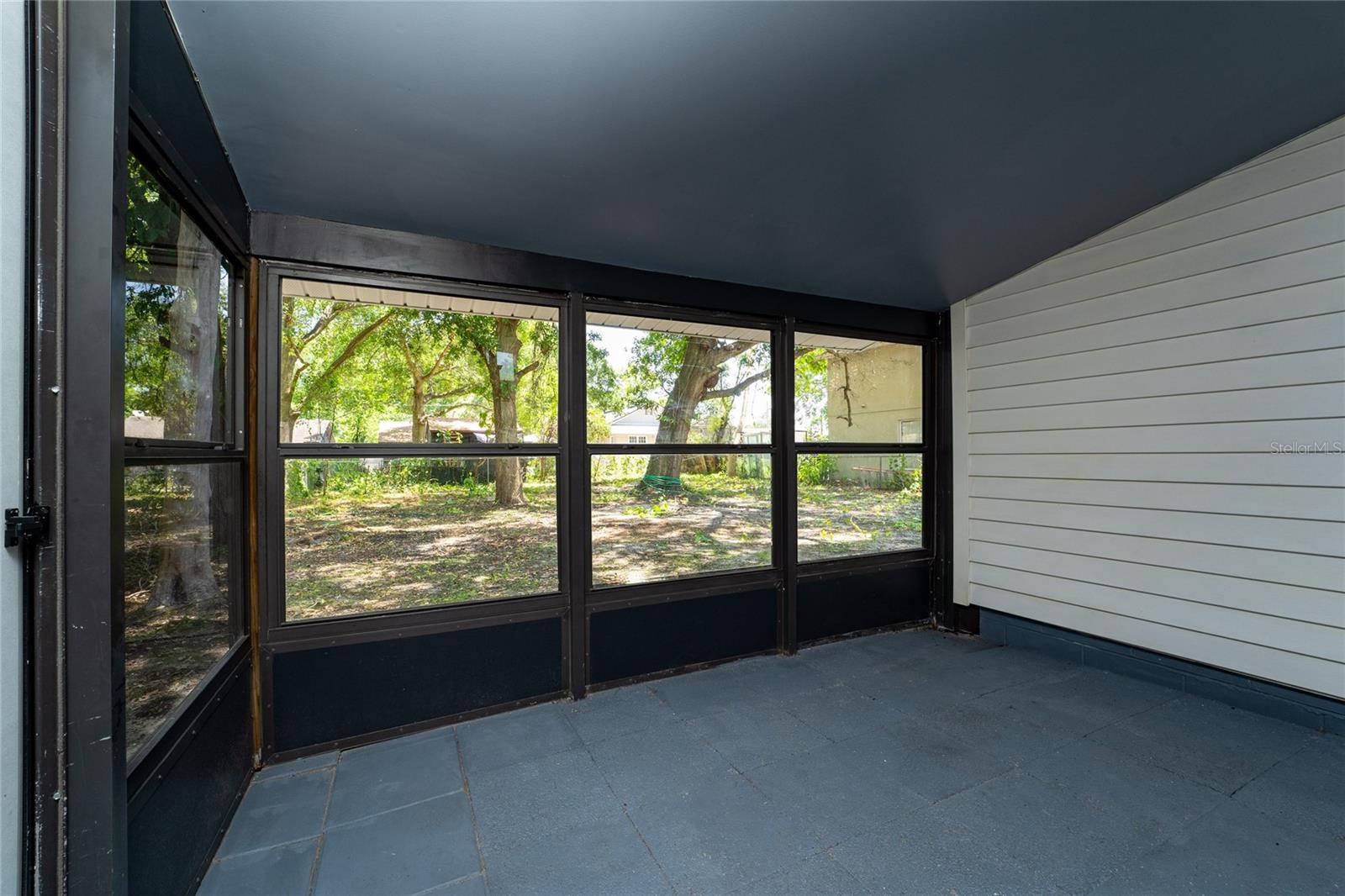 Image 19 of 24 For 415 Lancelot Avenue