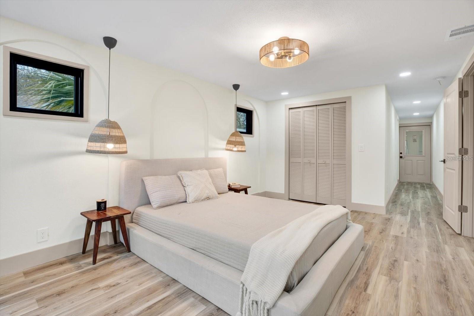 Listing photo id 8 for 203 Driftwood Drive W