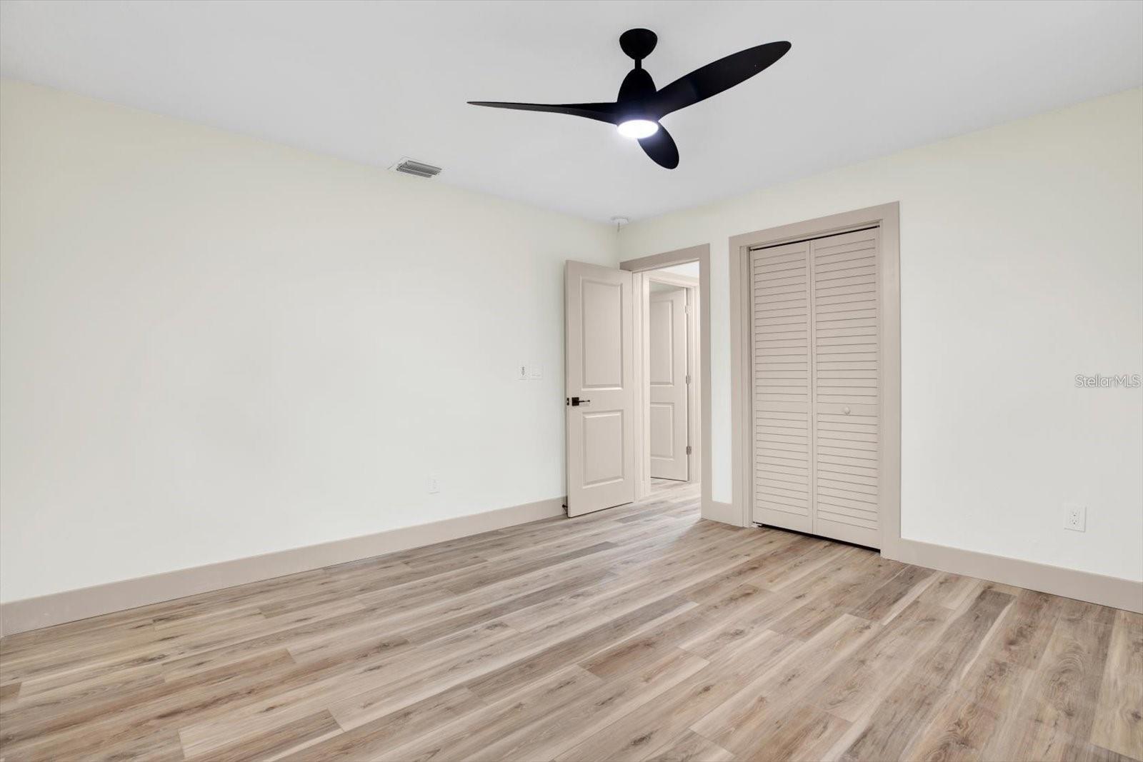 Listing photo id 11 for 203 Driftwood Drive W