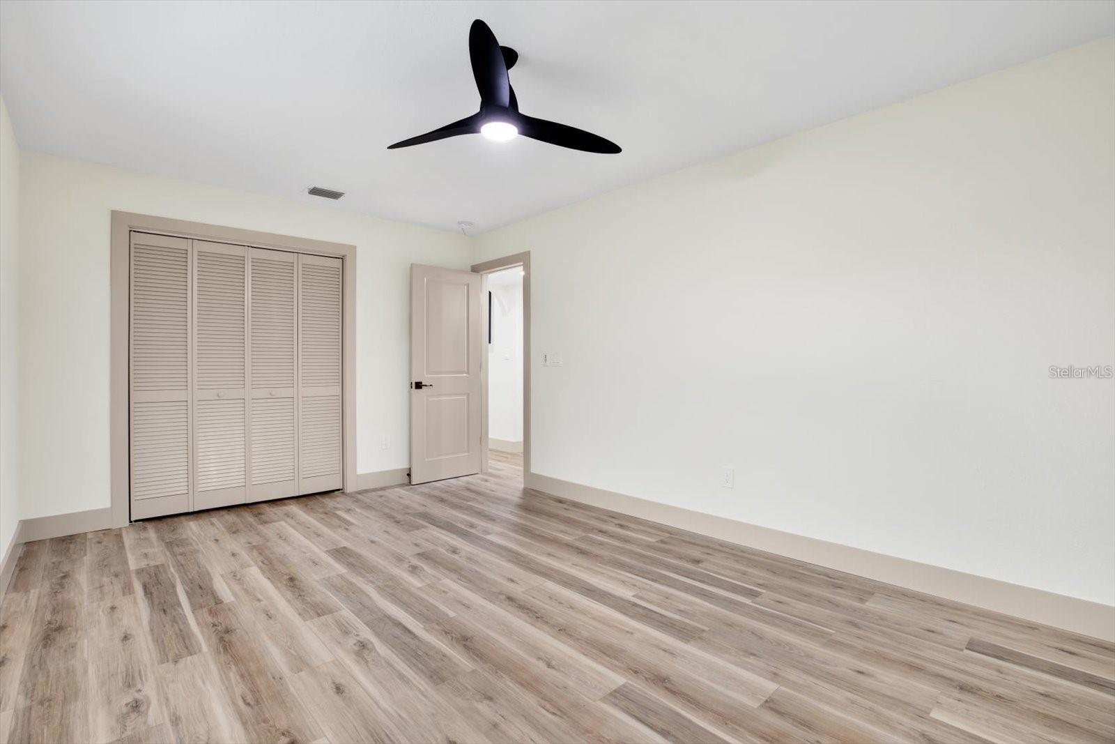Listing photo id 13 for 203 Driftwood Drive W