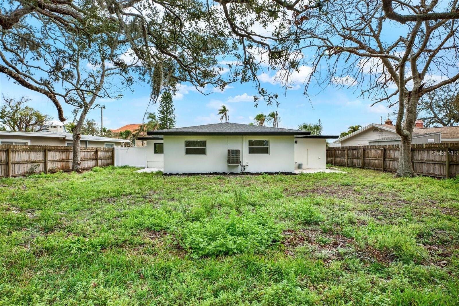 Listing photo id 15 for 203 Driftwood Drive W