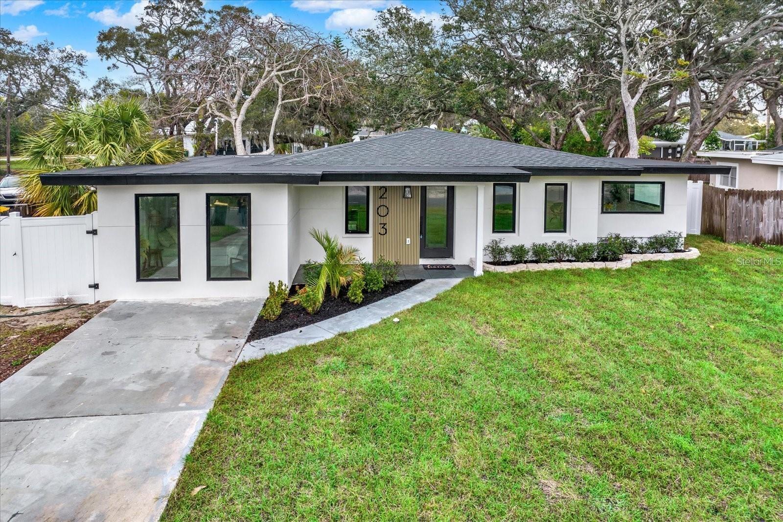 Listing photo id 17 for 203 Driftwood Drive W