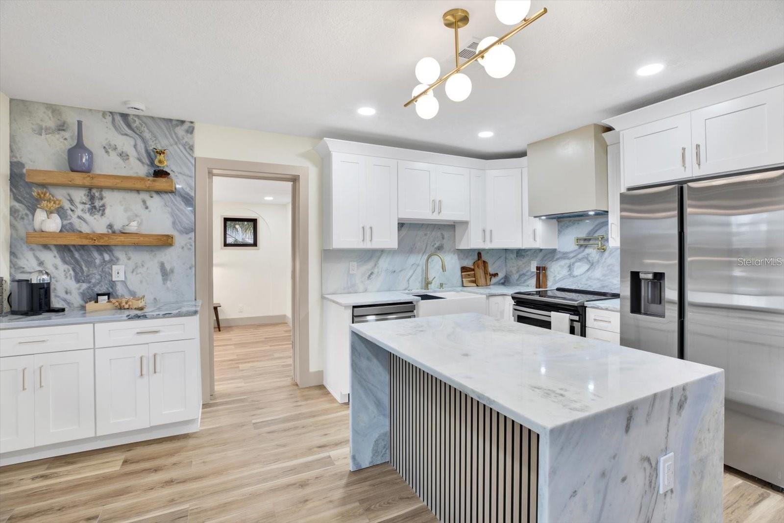 Listing photo id 0 for 203 Driftwood Drive W