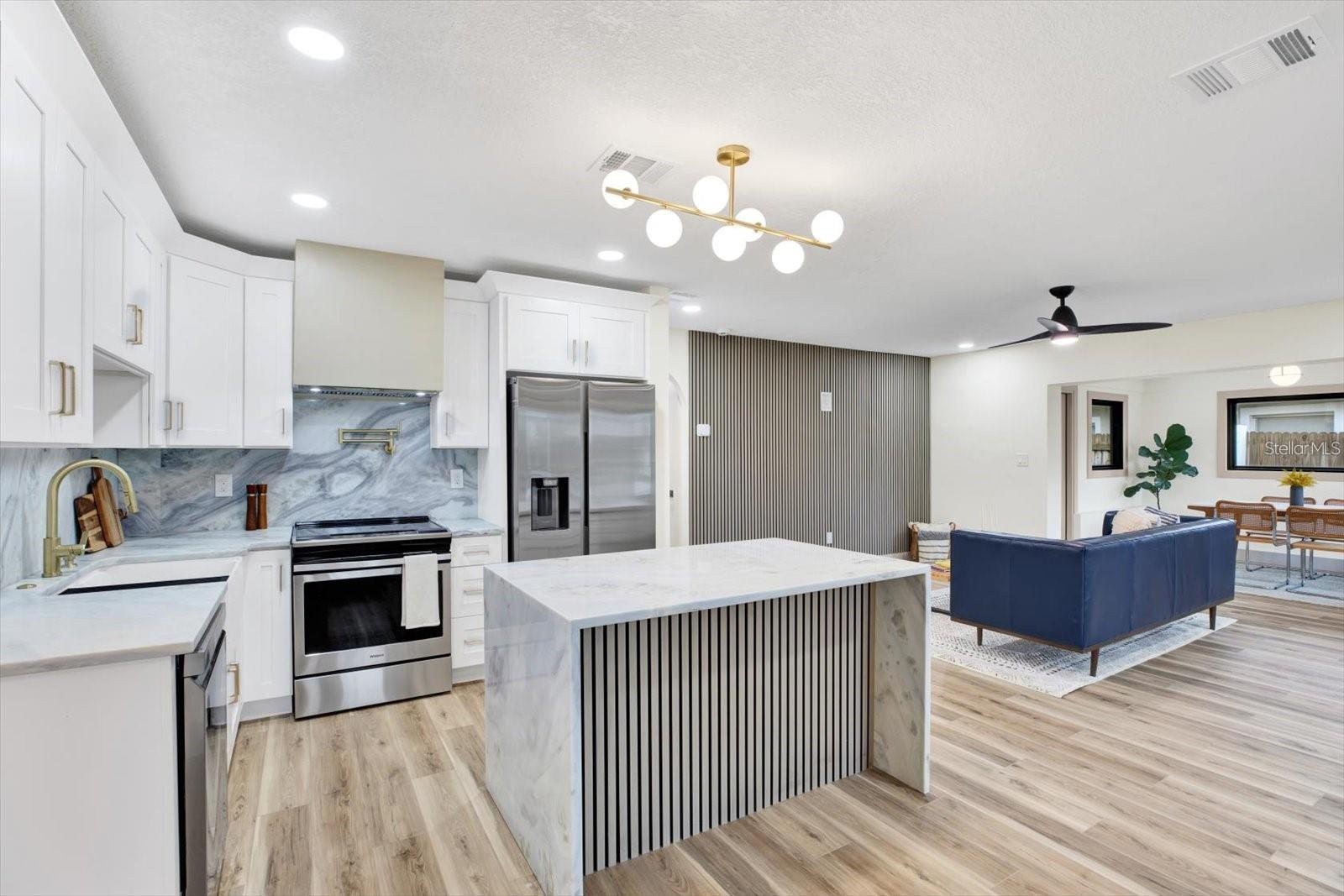Listing photo id 1 for 203 Driftwood Drive W